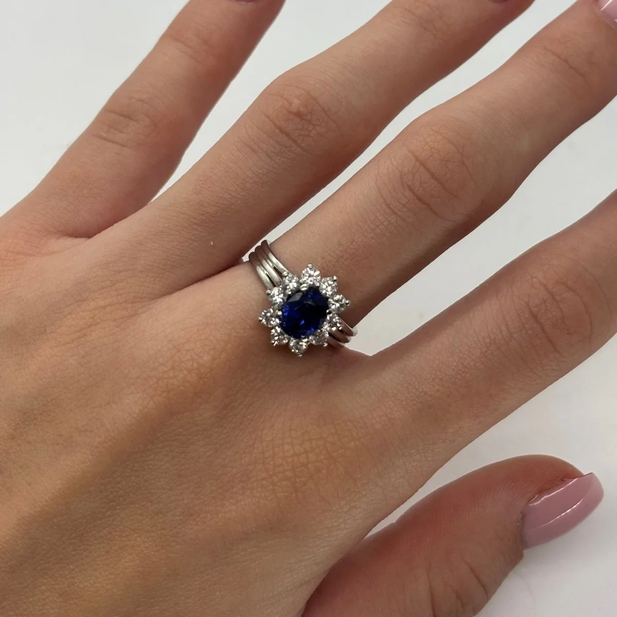 Ring Marguerite in white gold, sapphire and diamonds - Image 2