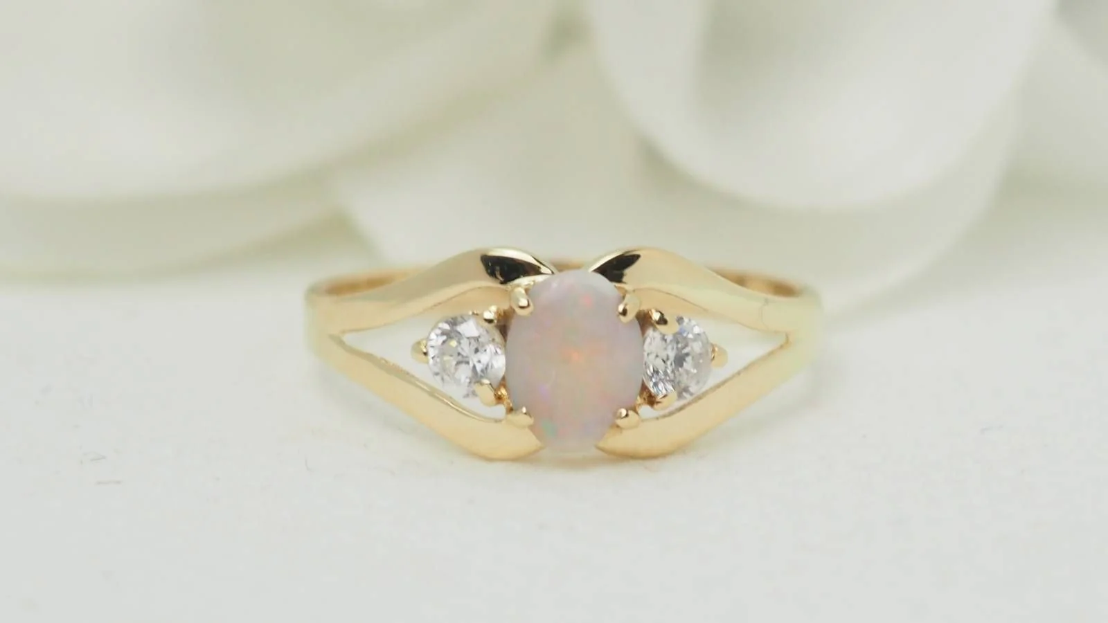 Yellow gold and opal ring