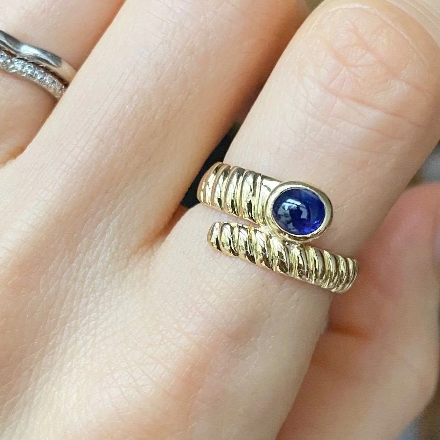 Yellow gold and sapphire ring - Image 2
