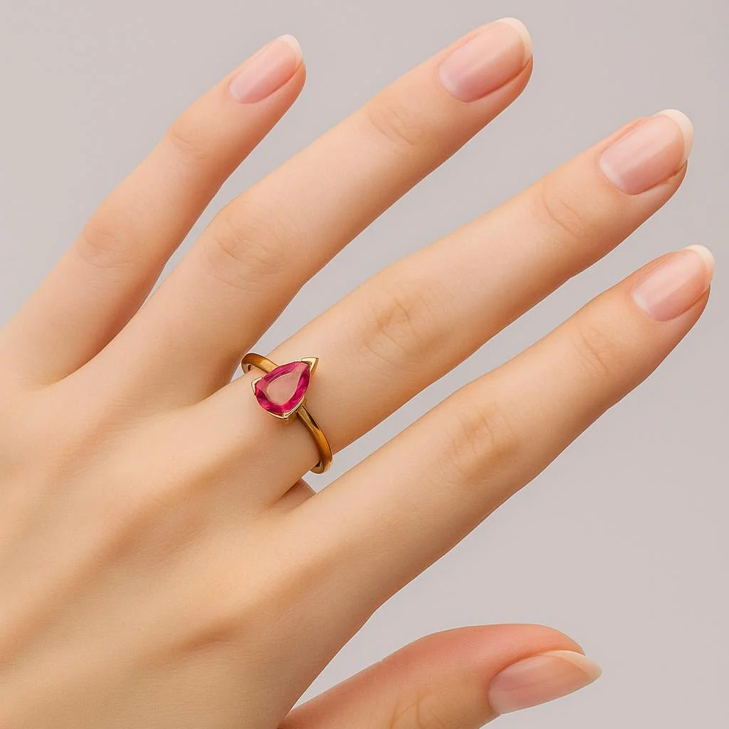 Solitaire ring in yellow gold and rubies - Image 2