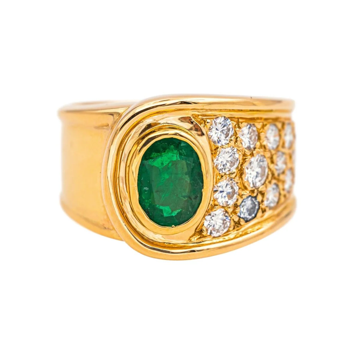 Ring in yellow gold, emerald and diamonds.