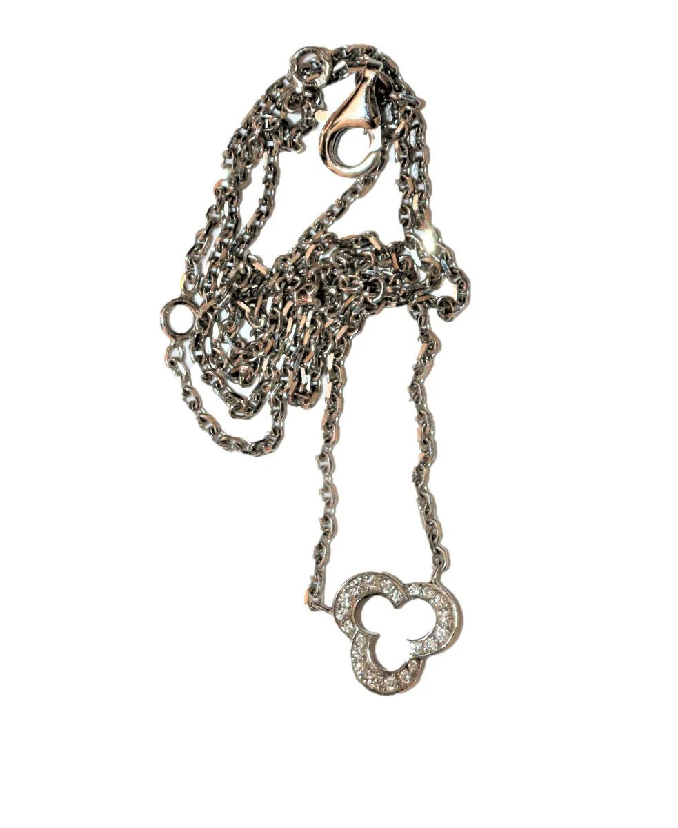 CHANEL “Camélia Mini” necklace