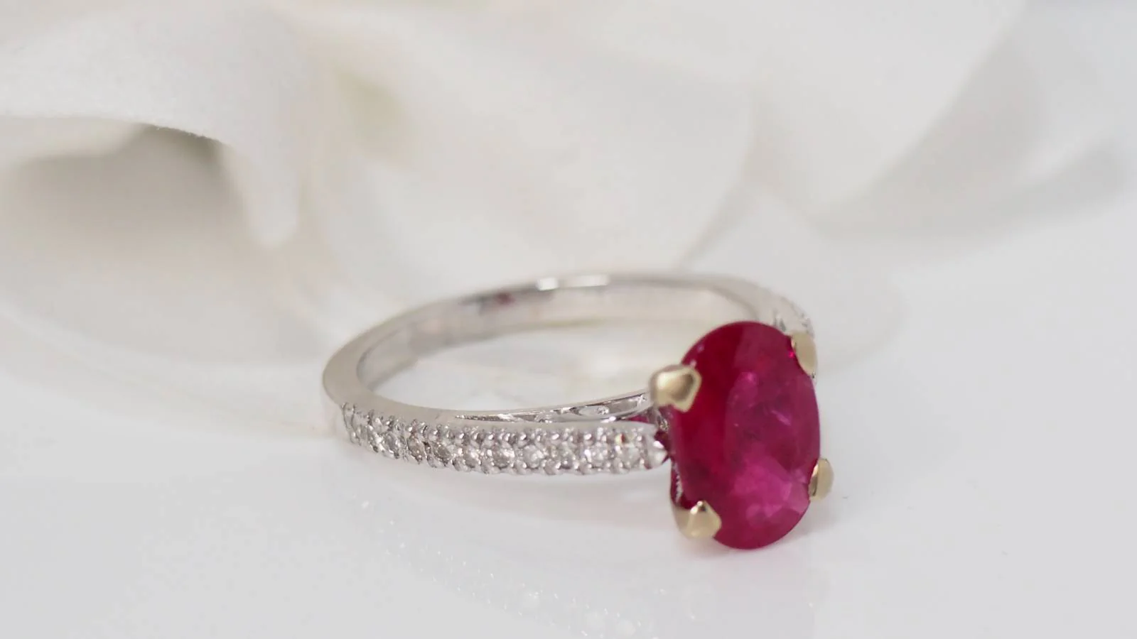 White gold, ruby and diamond ring - Image 4