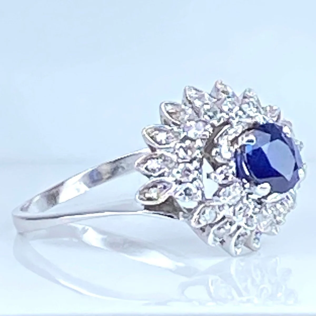 Entourage Ring in White gold, Sapphire and Diamonds - Image 2