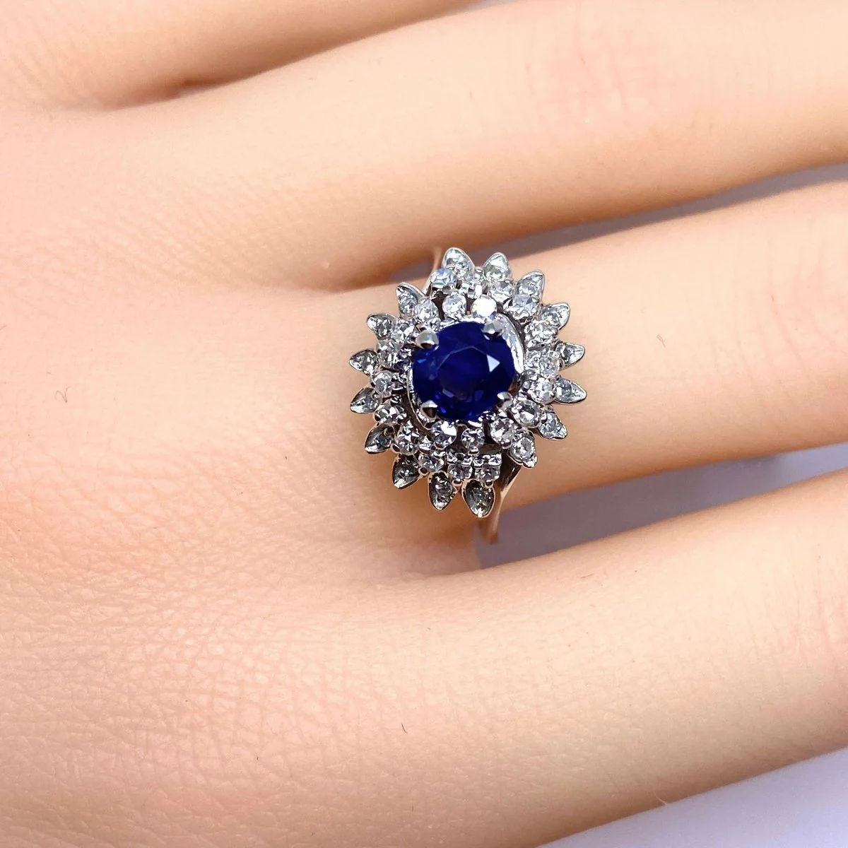 Entourage Ring in White gold, Sapphire and Diamonds - Image 3
