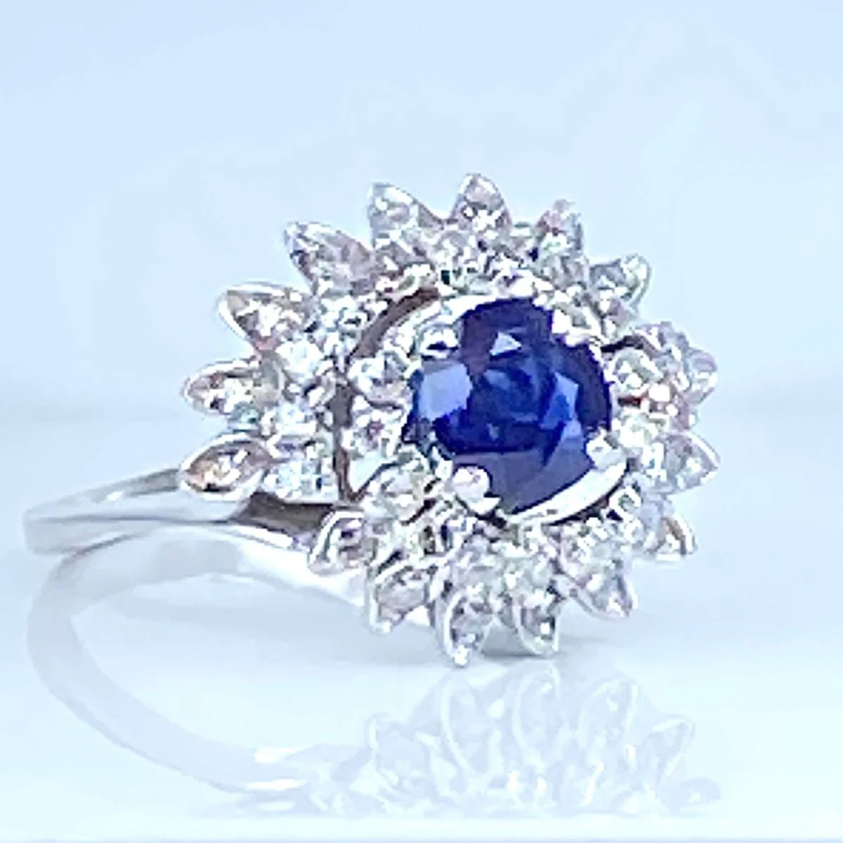 Entourage Ring in White gold, Sapphire and Diamonds - Image 4