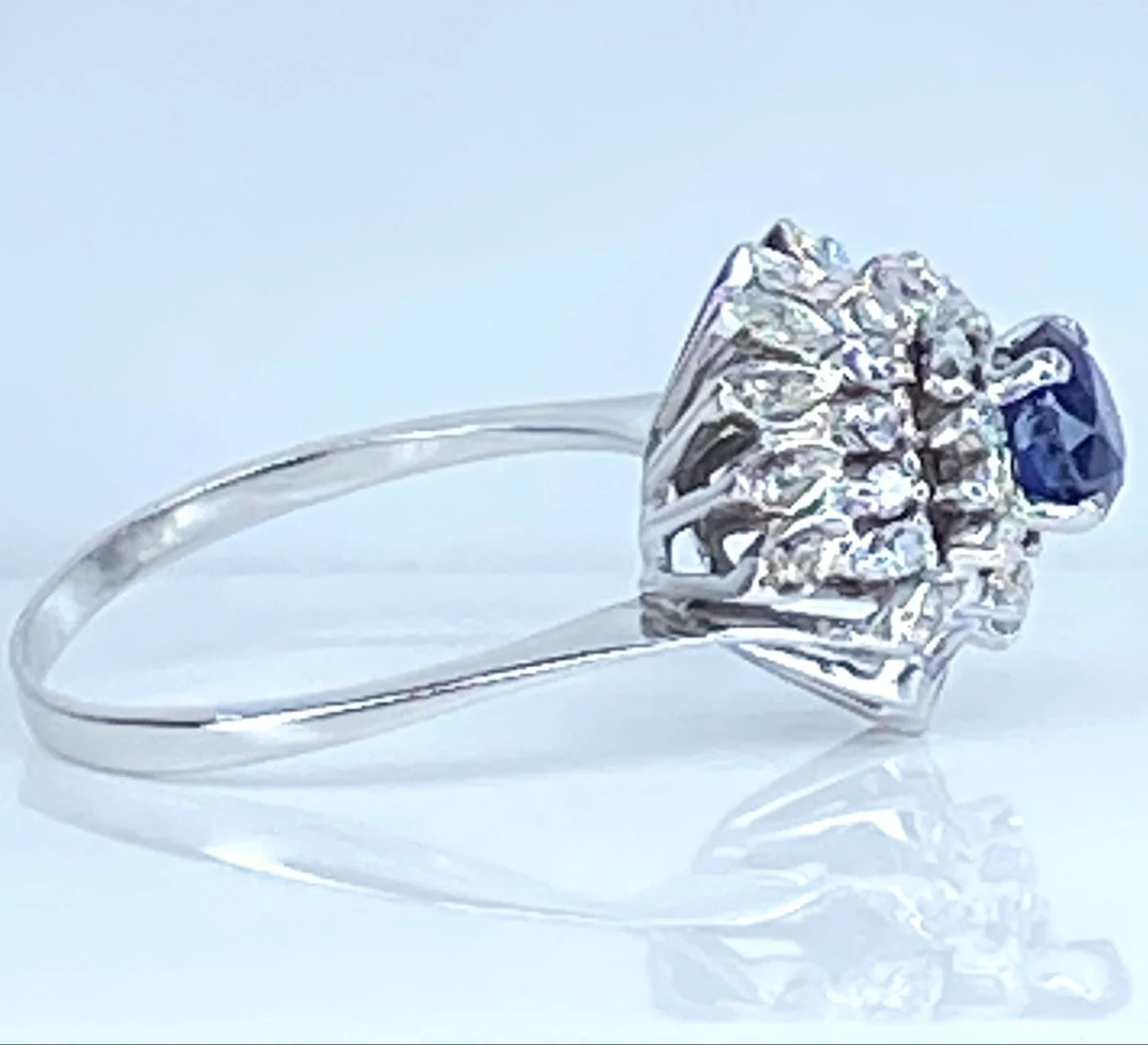 Entourage Ring in White gold, Sapphire and Diamonds - Image 5