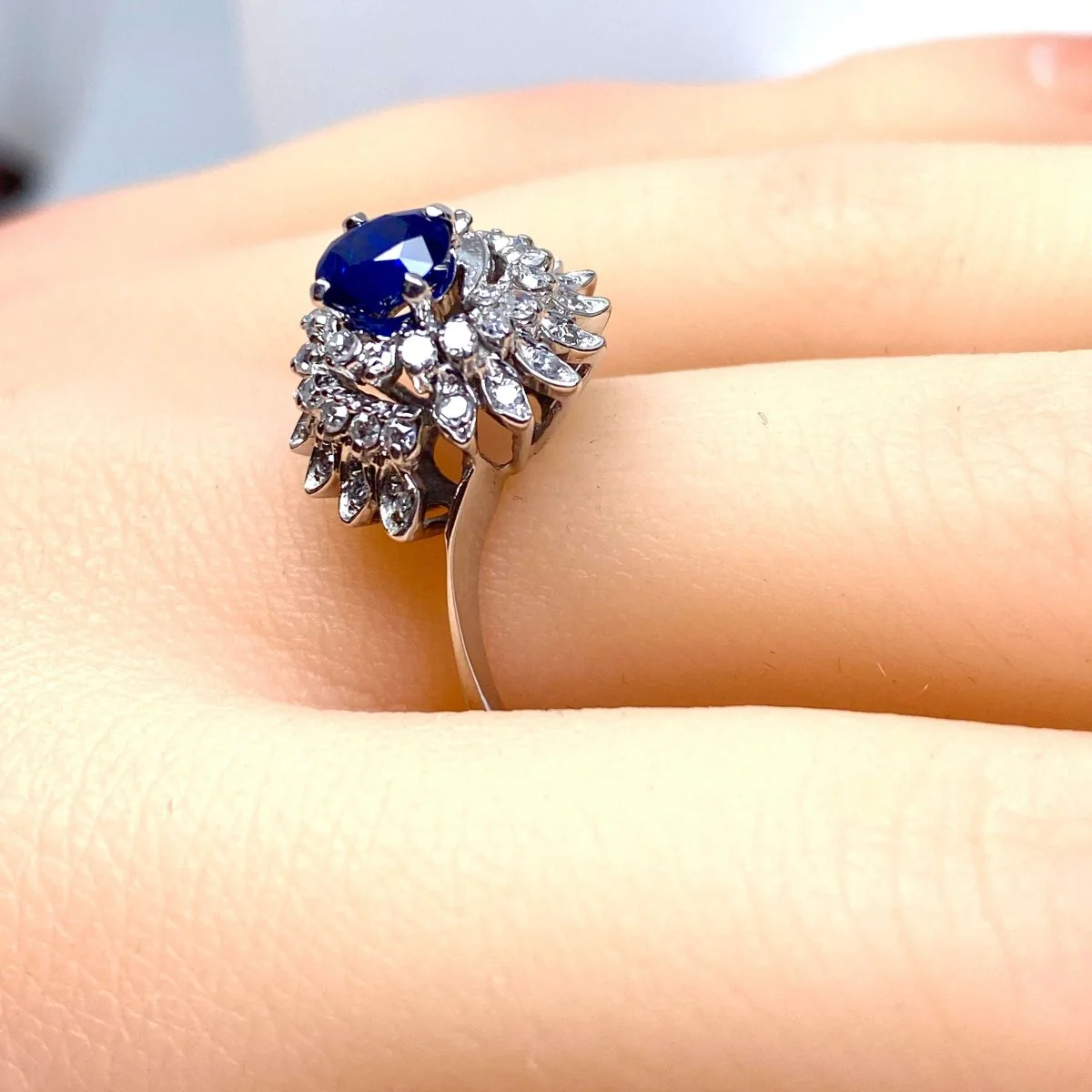 Entourage Ring in White gold, Sapphire and Diamonds - Image 6