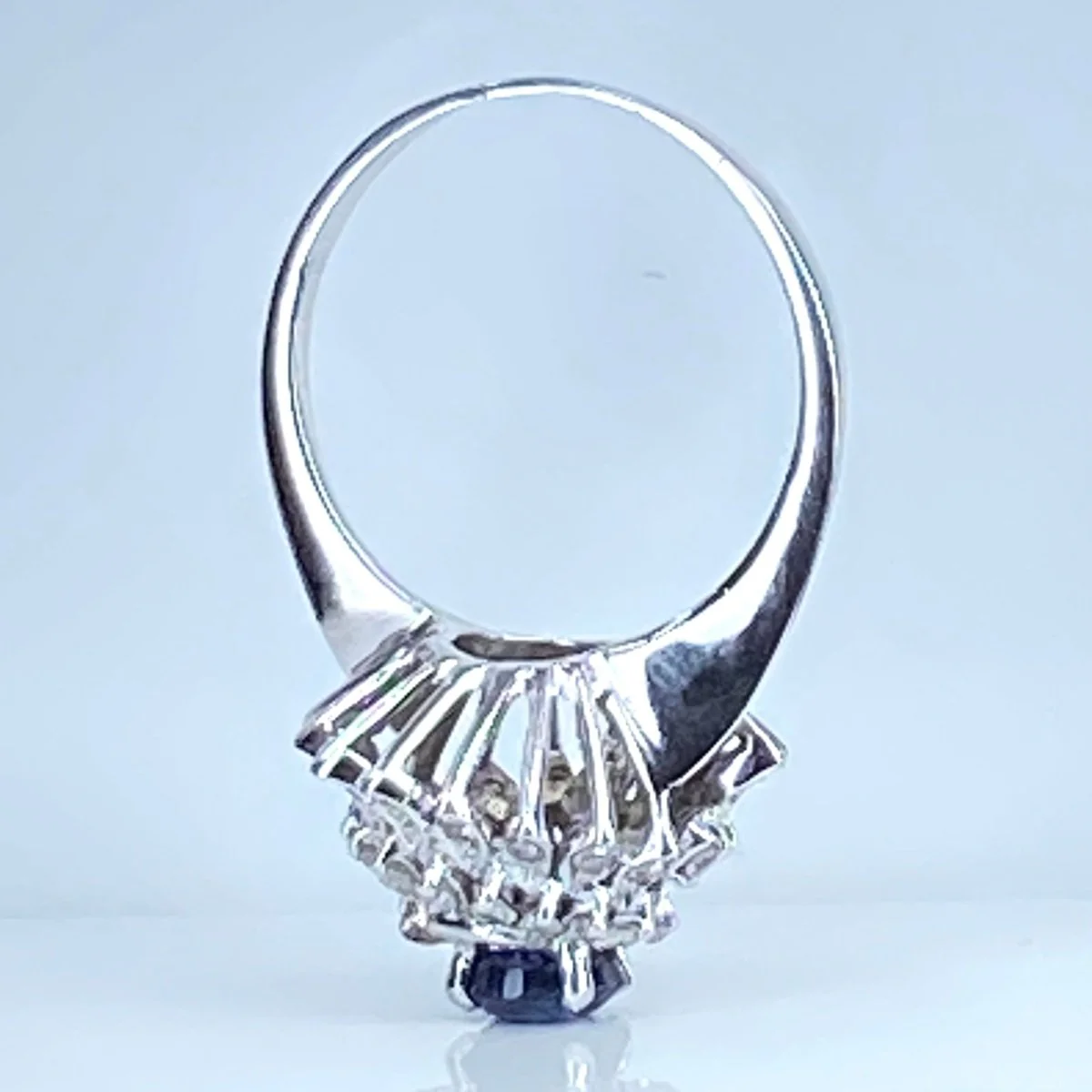 Entourage Ring in White gold, Sapphire and Diamonds - Image 7