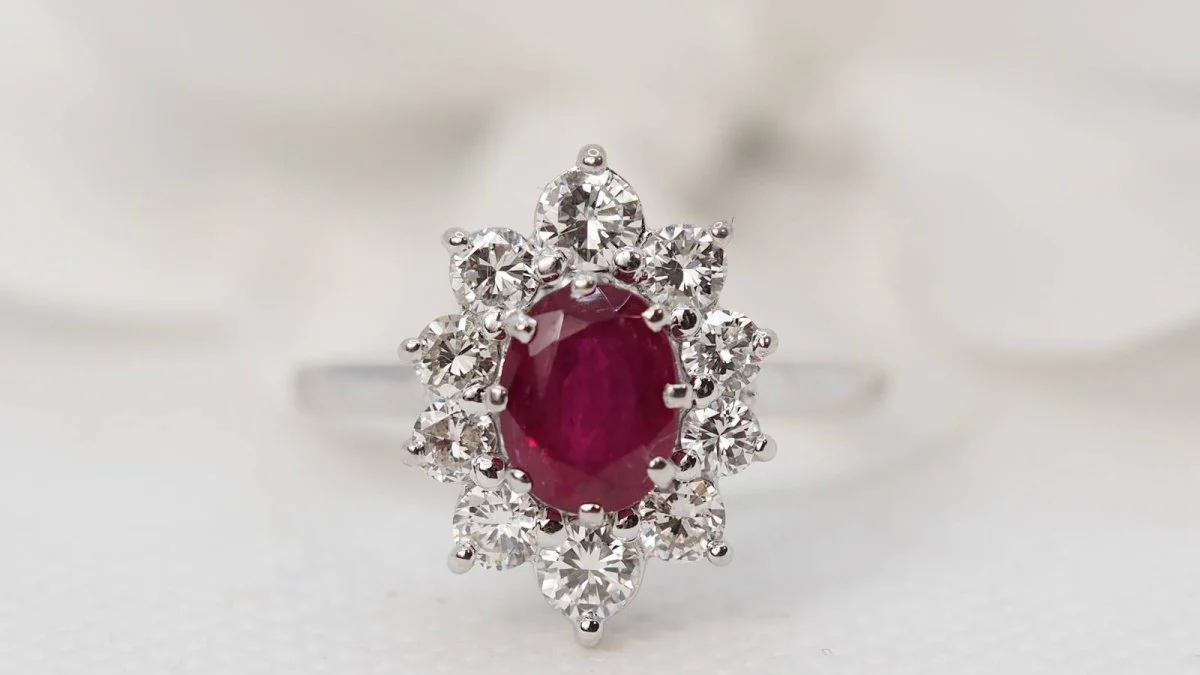 Entourage ring in white gold and platinum, rubies and diamonds