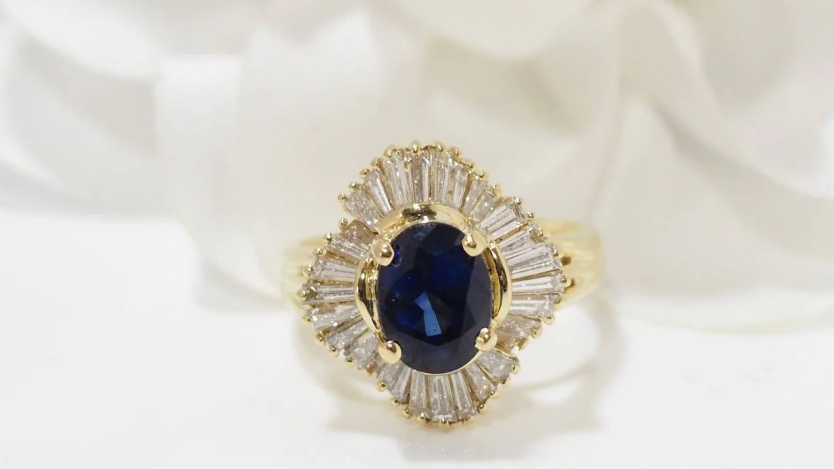 Jupe ring in yellow gold, oval sapphire and diamonds
