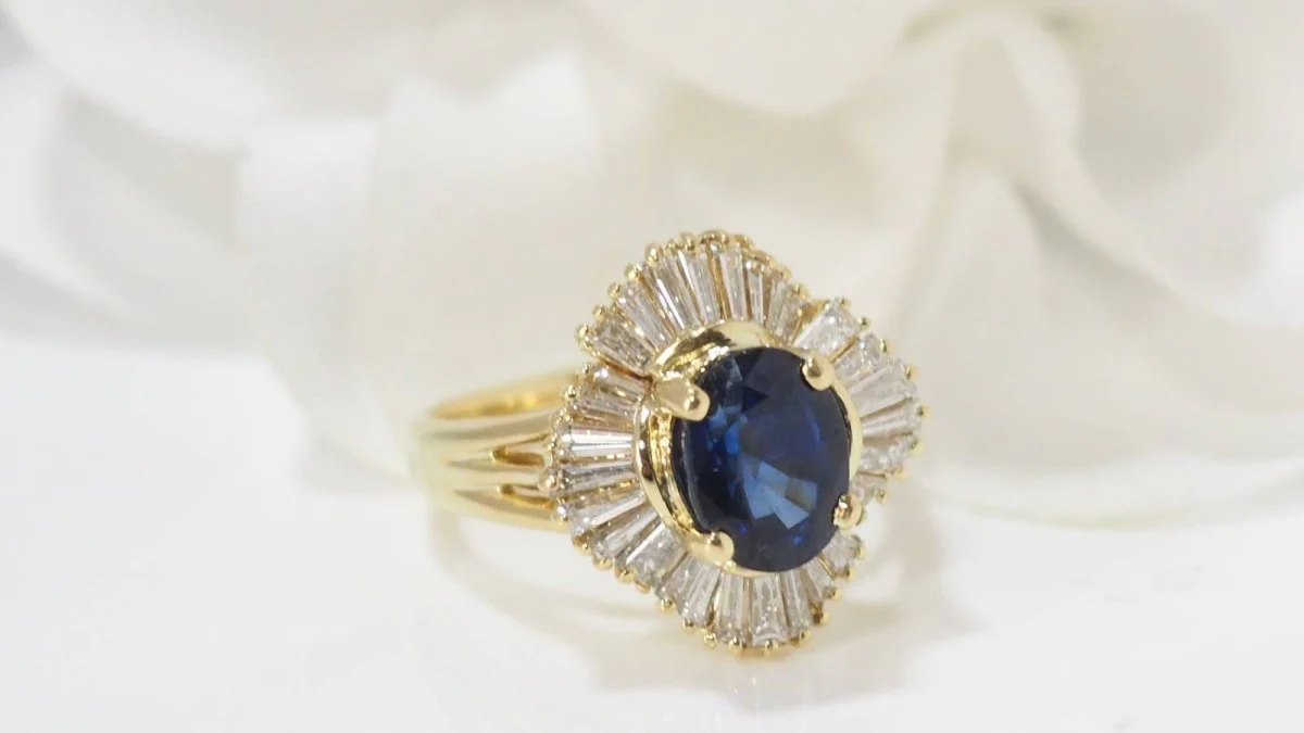 Jupe ring in yellow gold, oval sapphire and diamonds - Image 4