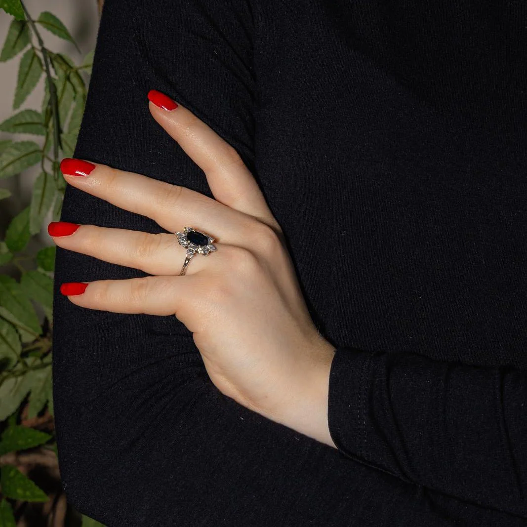 Entourage Ring in White gold, Sapphire and Diamonds - Image 2