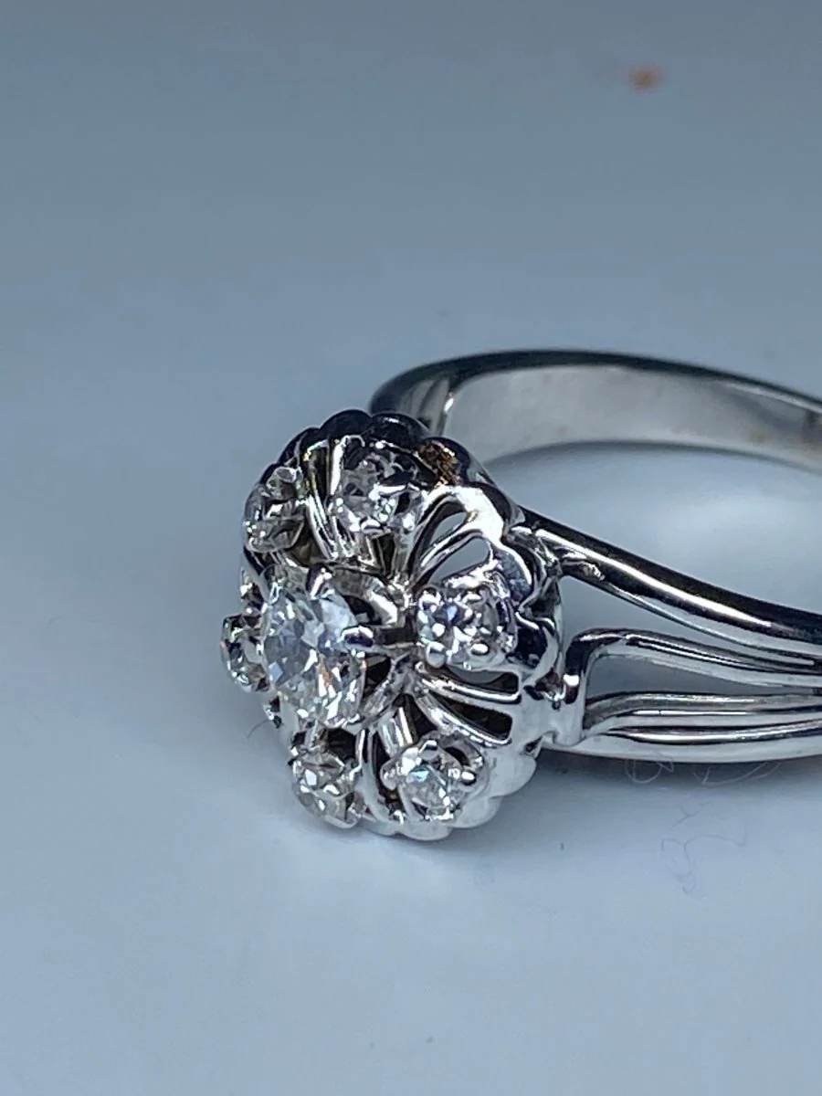 Round 18k gold daisy ring set with 7 brilliant-cut diamonds - Image 10