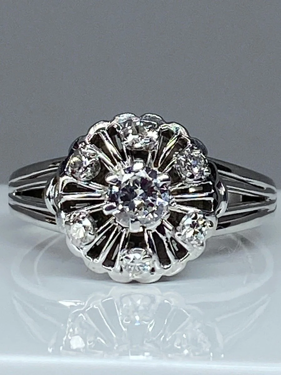 Round 18k gold daisy ring set with 7 brilliant-cut diamonds - Image 11