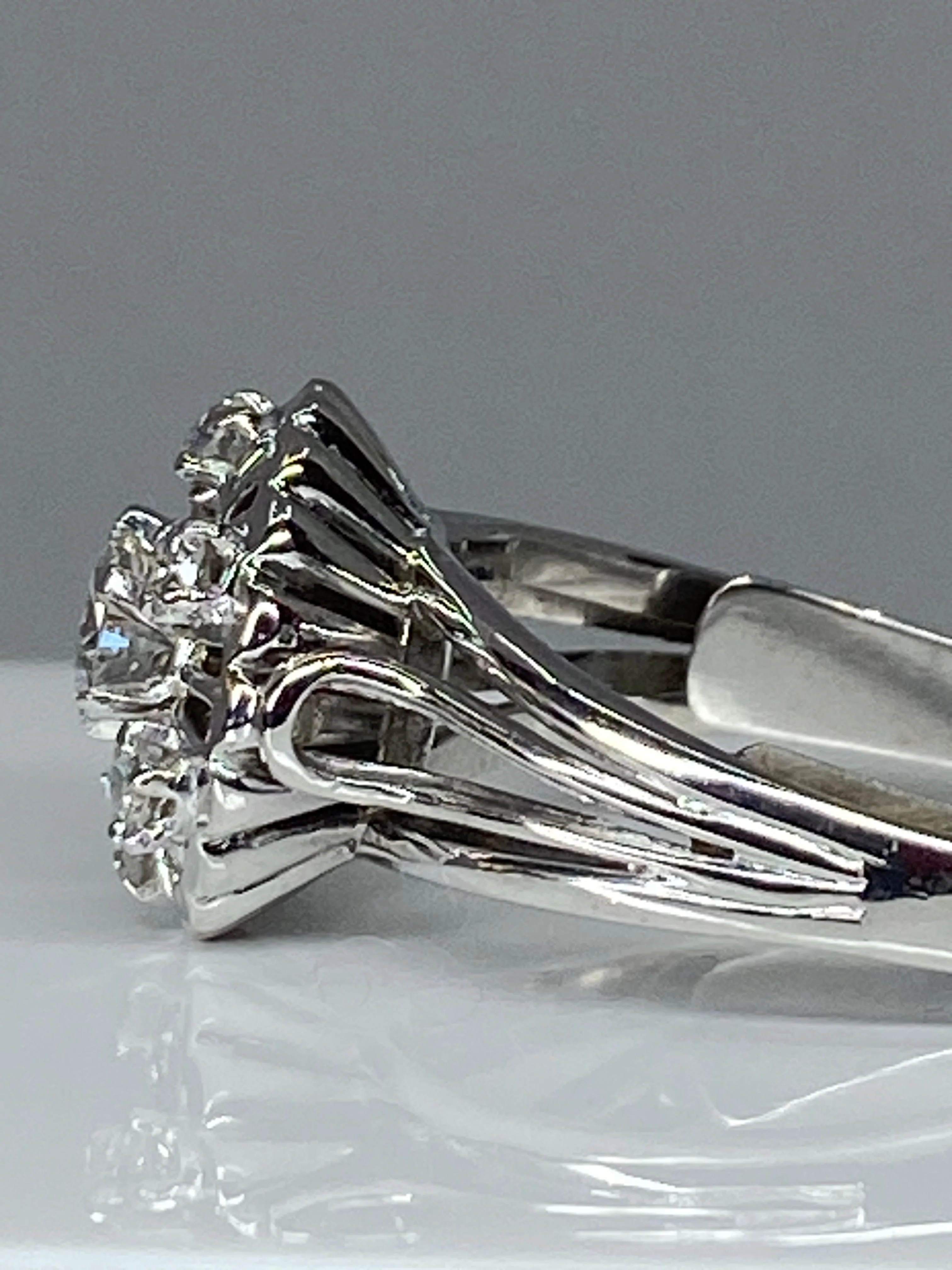 Round 18k gold daisy ring set with 7 brilliant-cut diamonds - Image 12