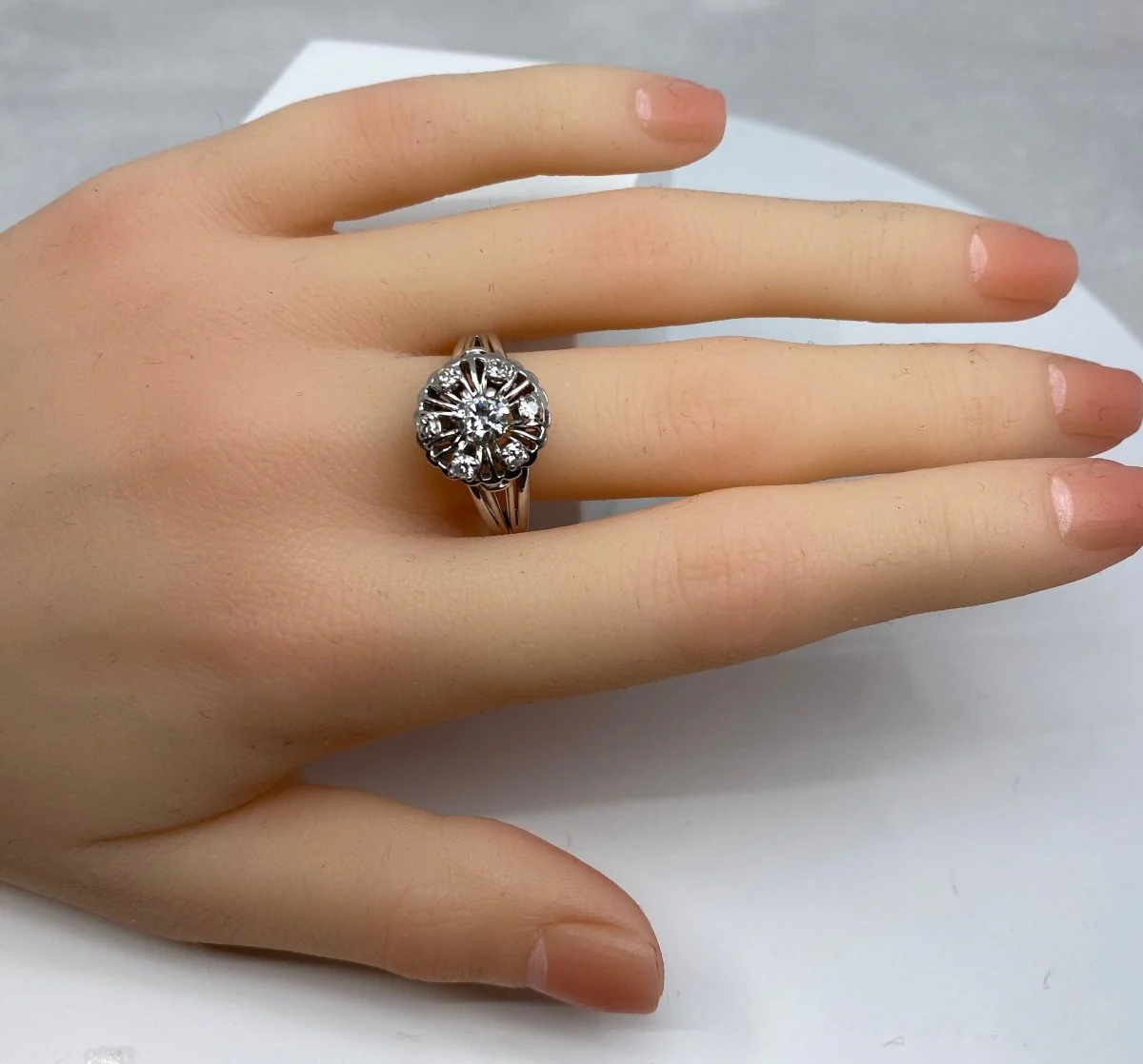 Round 18k gold daisy ring set with 7 brilliant-cut diamonds - Image 13