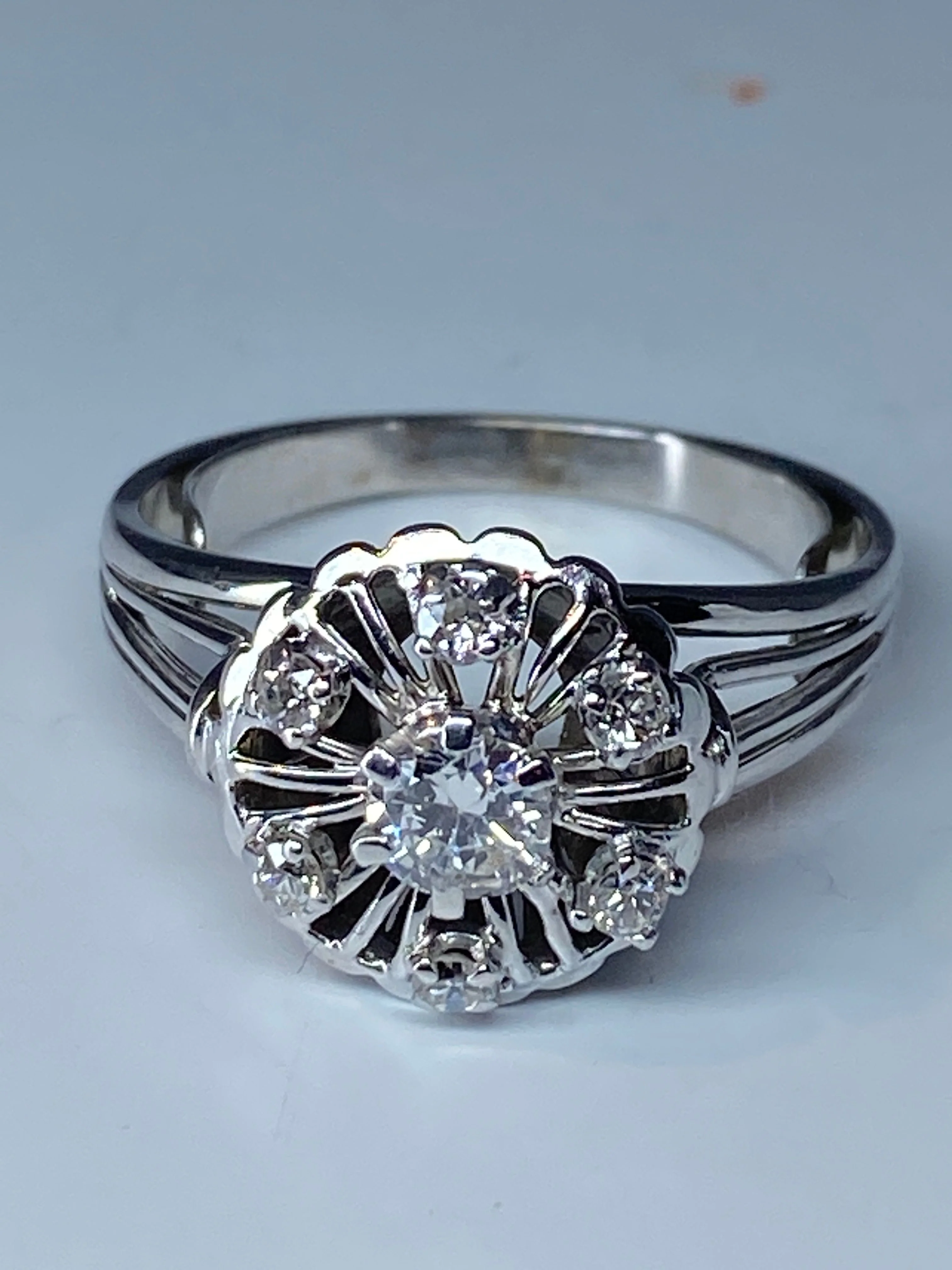 Round 18k gold daisy ring set with 7 brilliant-cut diamonds - Image 15