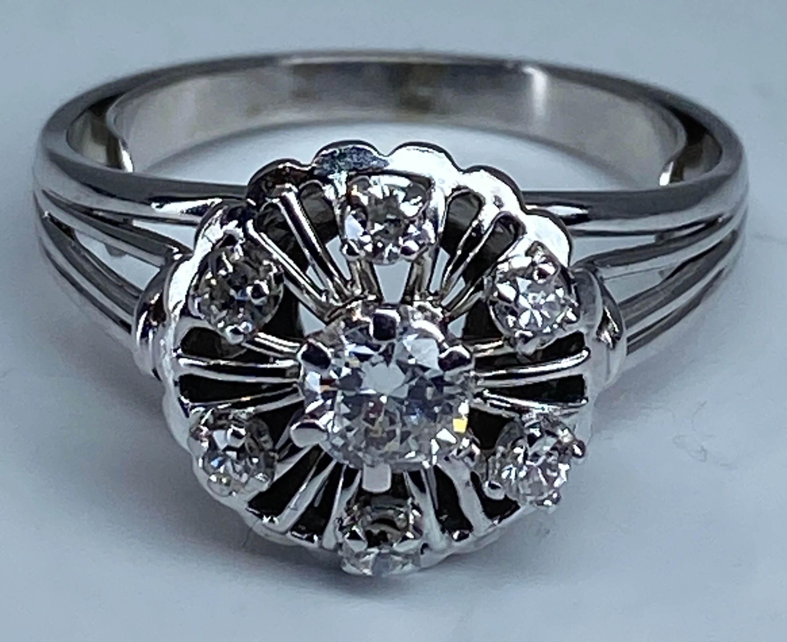 Round 18k gold daisy ring set with 7 brilliant-cut diamonds - Image 16