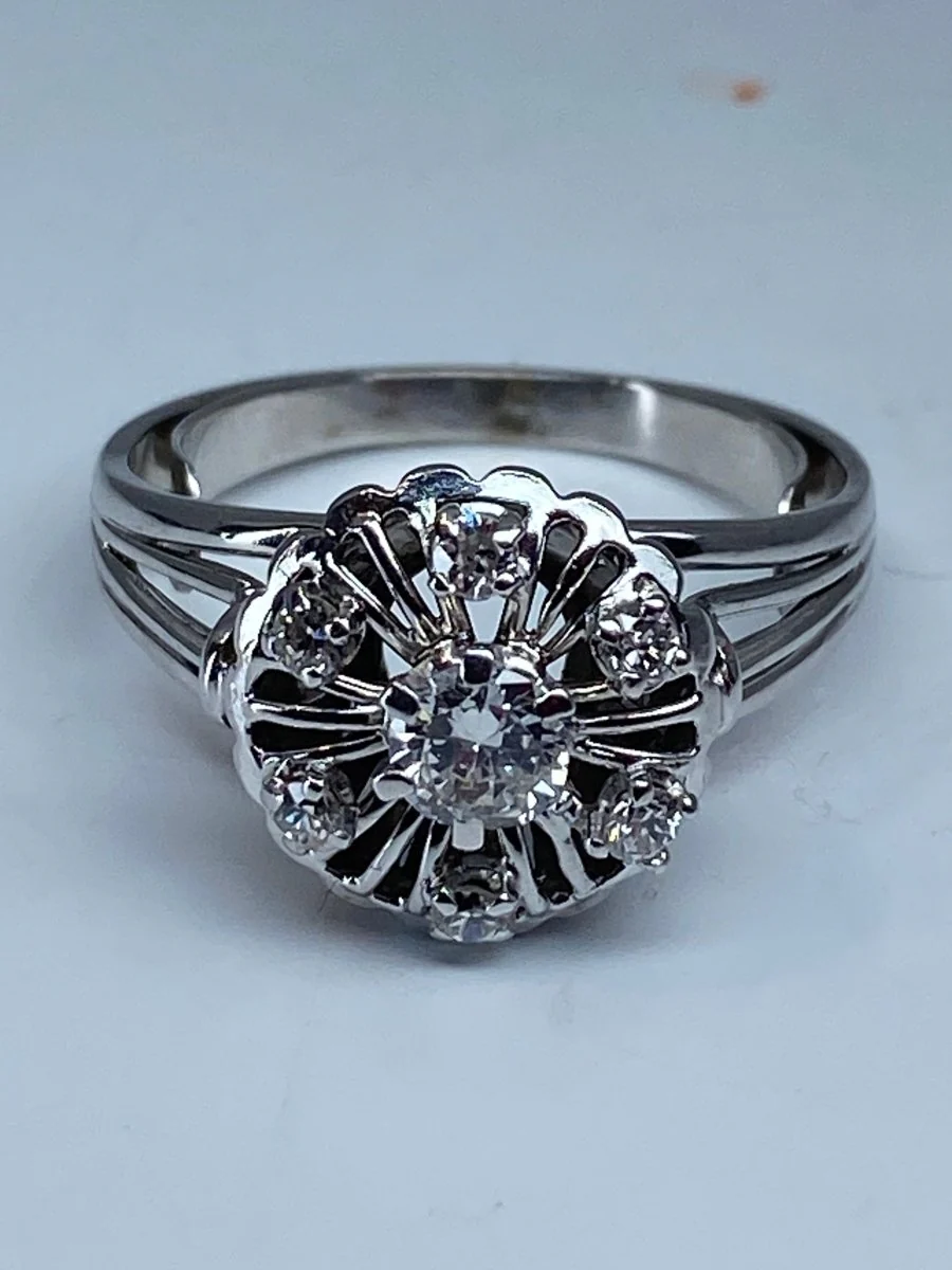 Round 18k gold daisy ring set with 7 brilliant-cut diamonds - Image 17