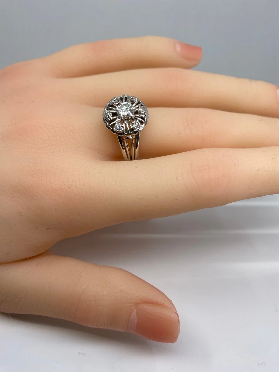 Round 18k gold daisy ring set with 7 brilliant-cut diamonds - Image 2