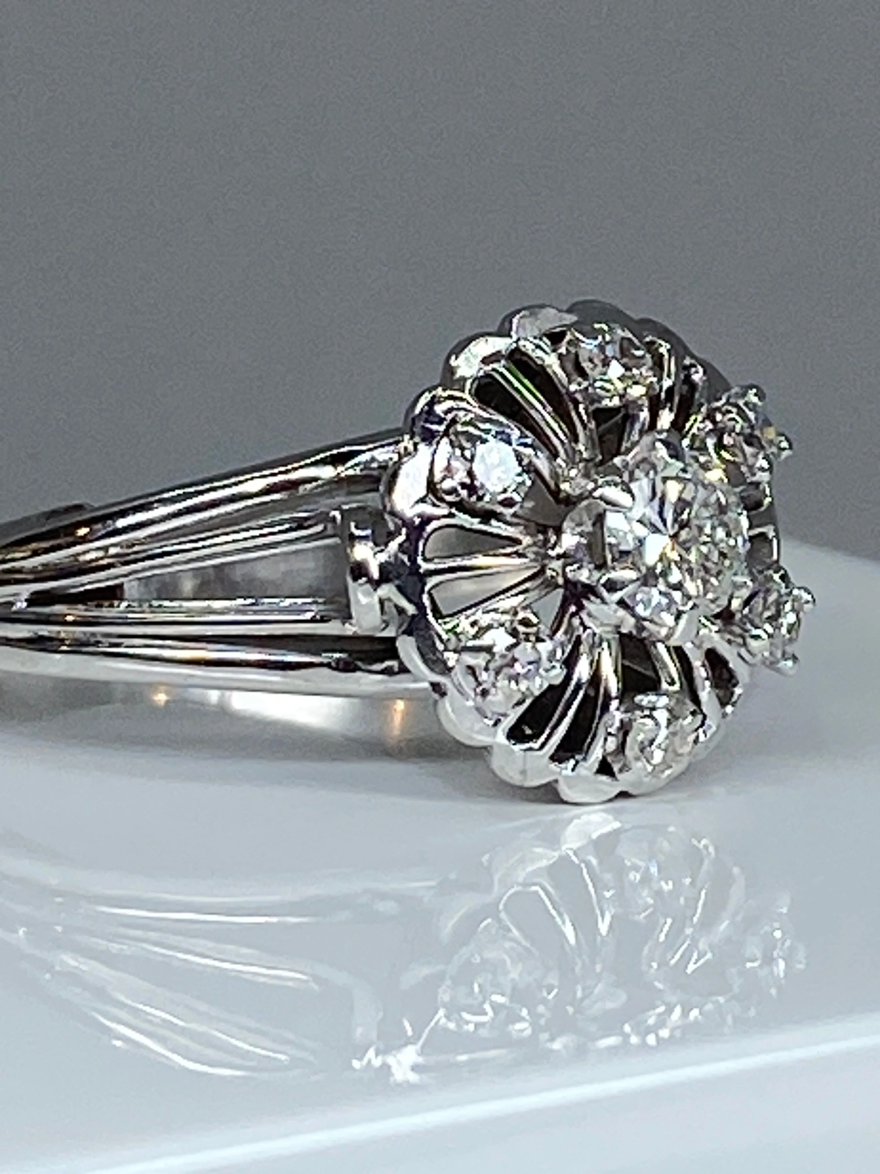 Round 18k gold daisy ring set with 7 brilliant-cut diamonds - Image 3