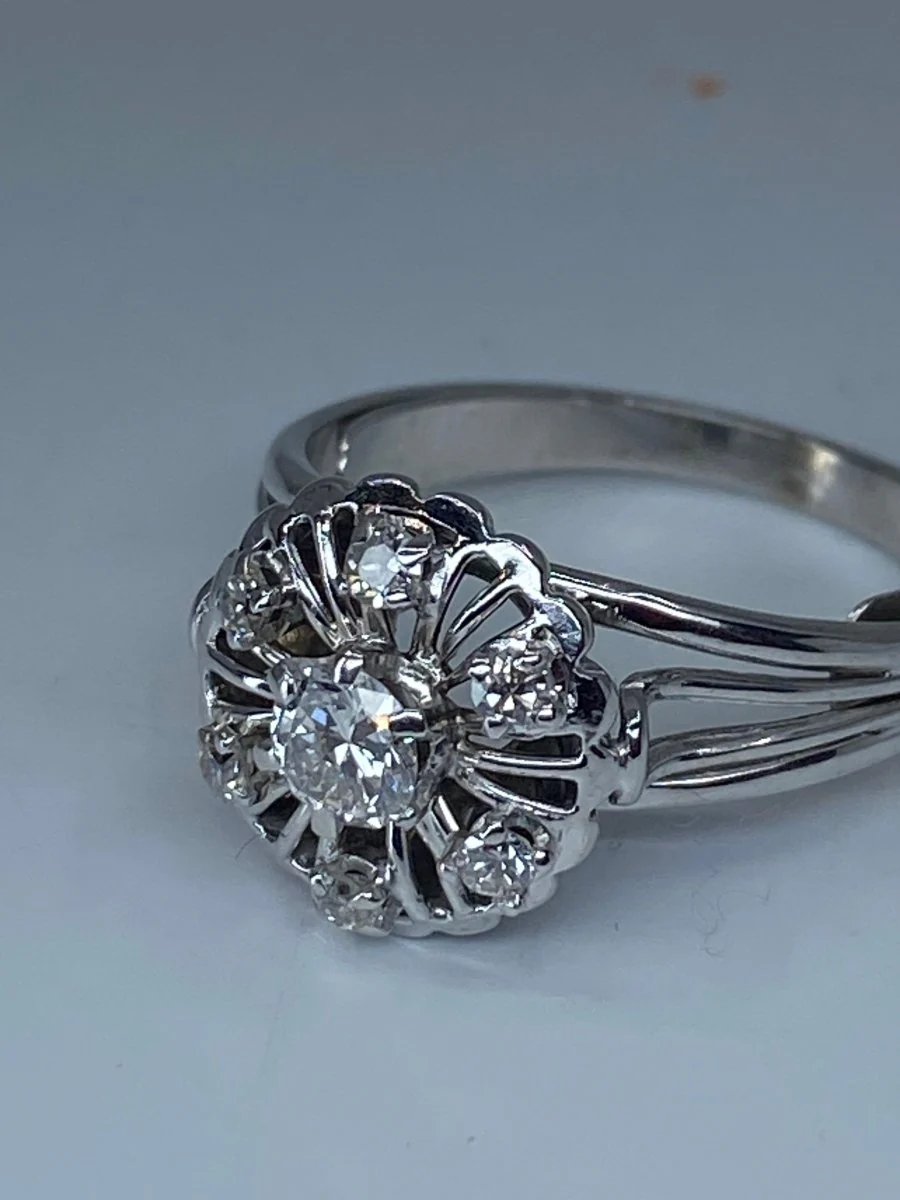 Round 18k gold daisy ring set with 7 brilliant-cut diamonds - Image 7