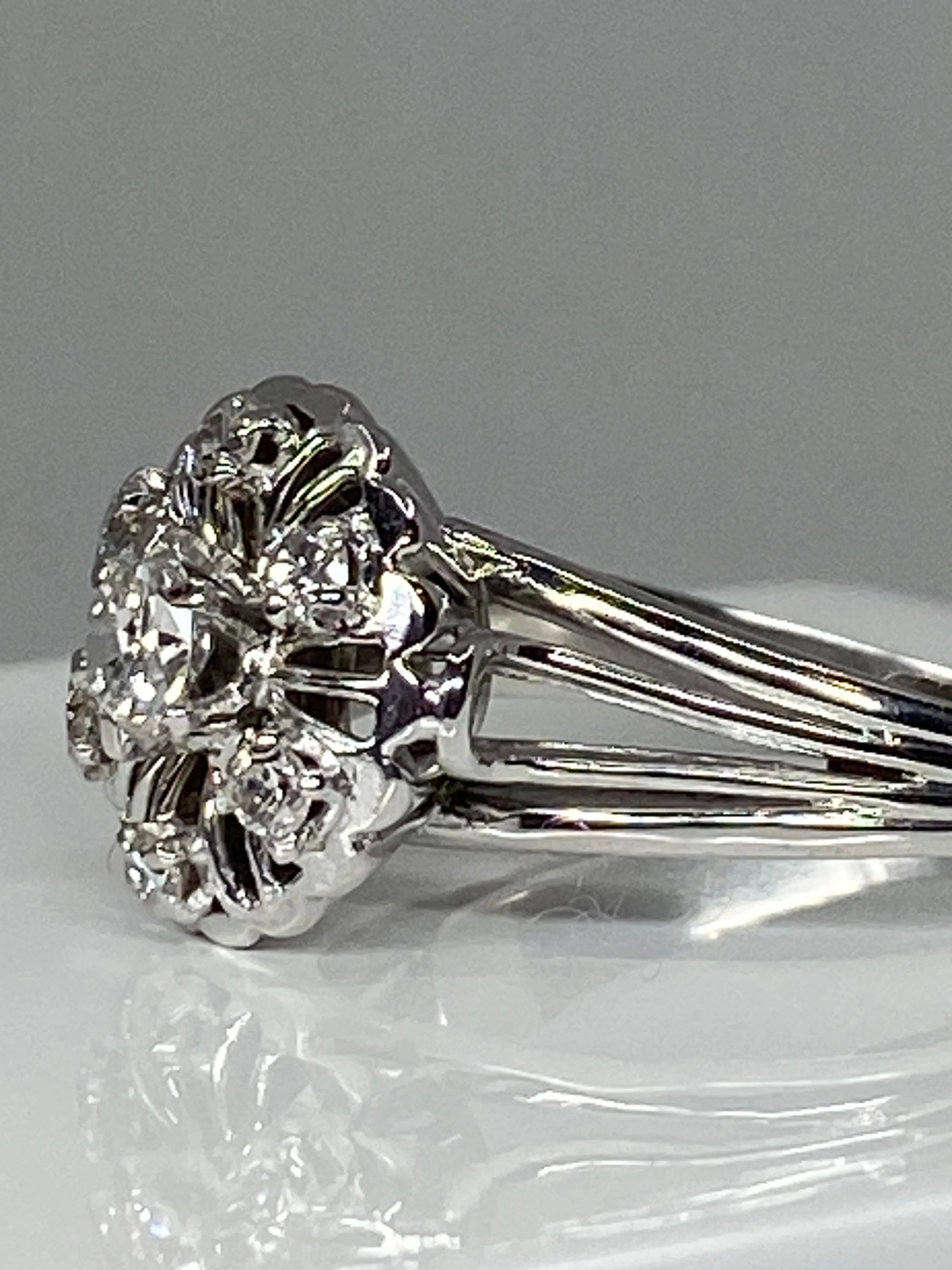 Round 18k gold daisy ring set with 7 brilliant-cut diamonds - Image 8