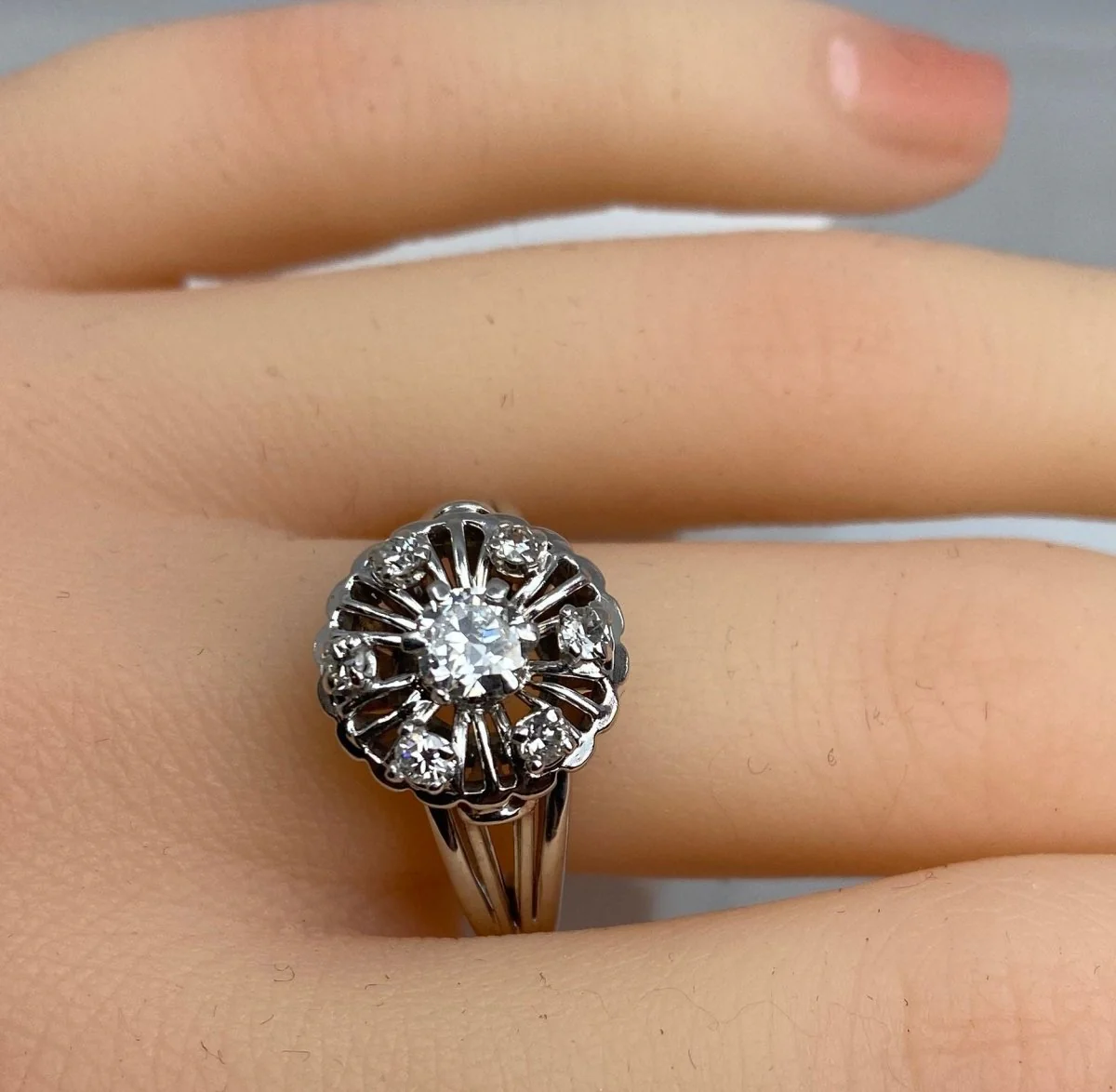 Round 18k gold daisy ring set with 7 brilliant-cut diamonds - Image 9