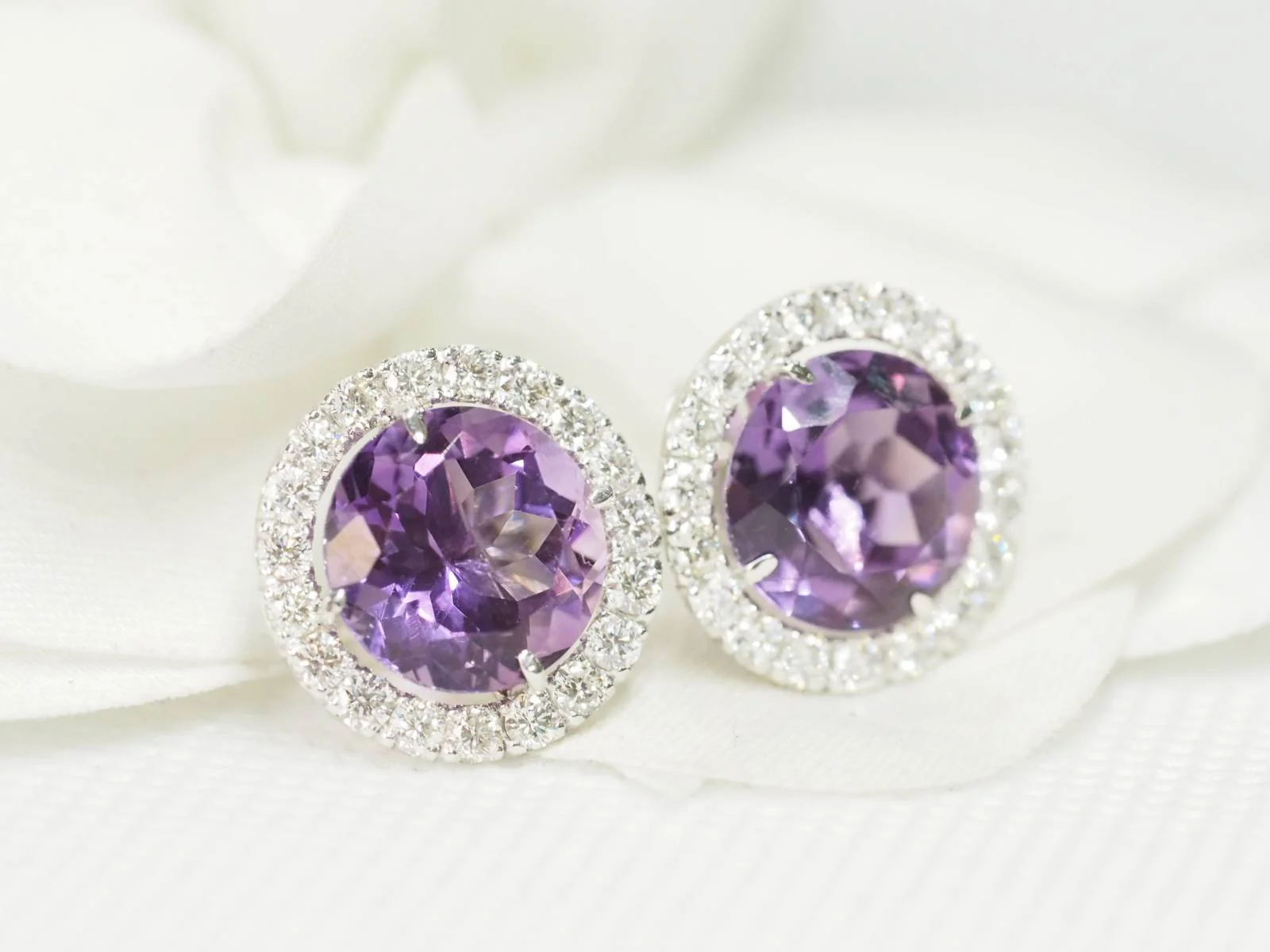 Flea earrings in white gold, round Amethysts and Diamonds - Image 2