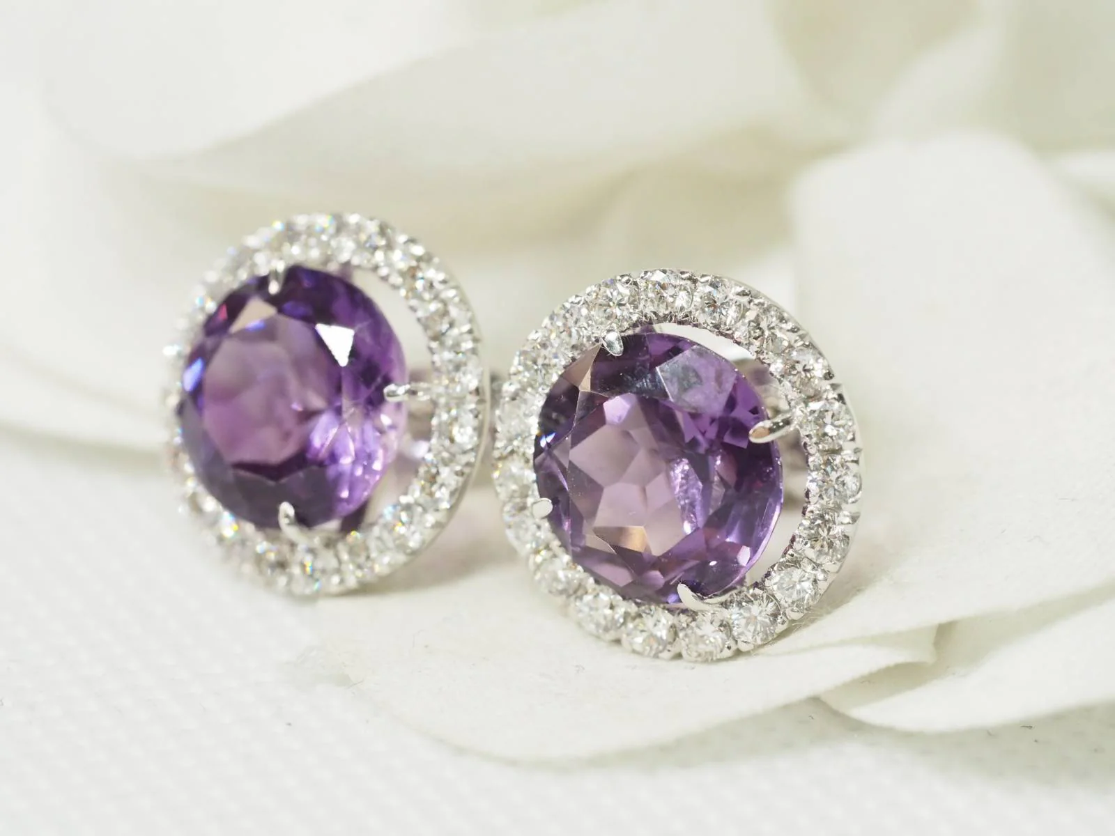Flea earrings in white gold, round Amethysts and Diamonds - Image 3