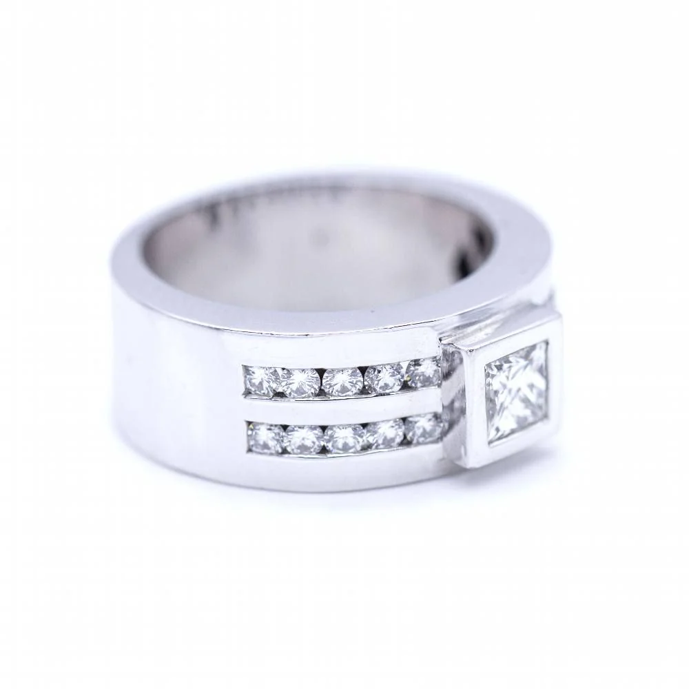 Ring at white gold with diamond princess cut