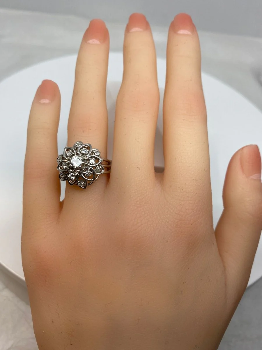 Platinum daisy ring set with diamonds - Image 10