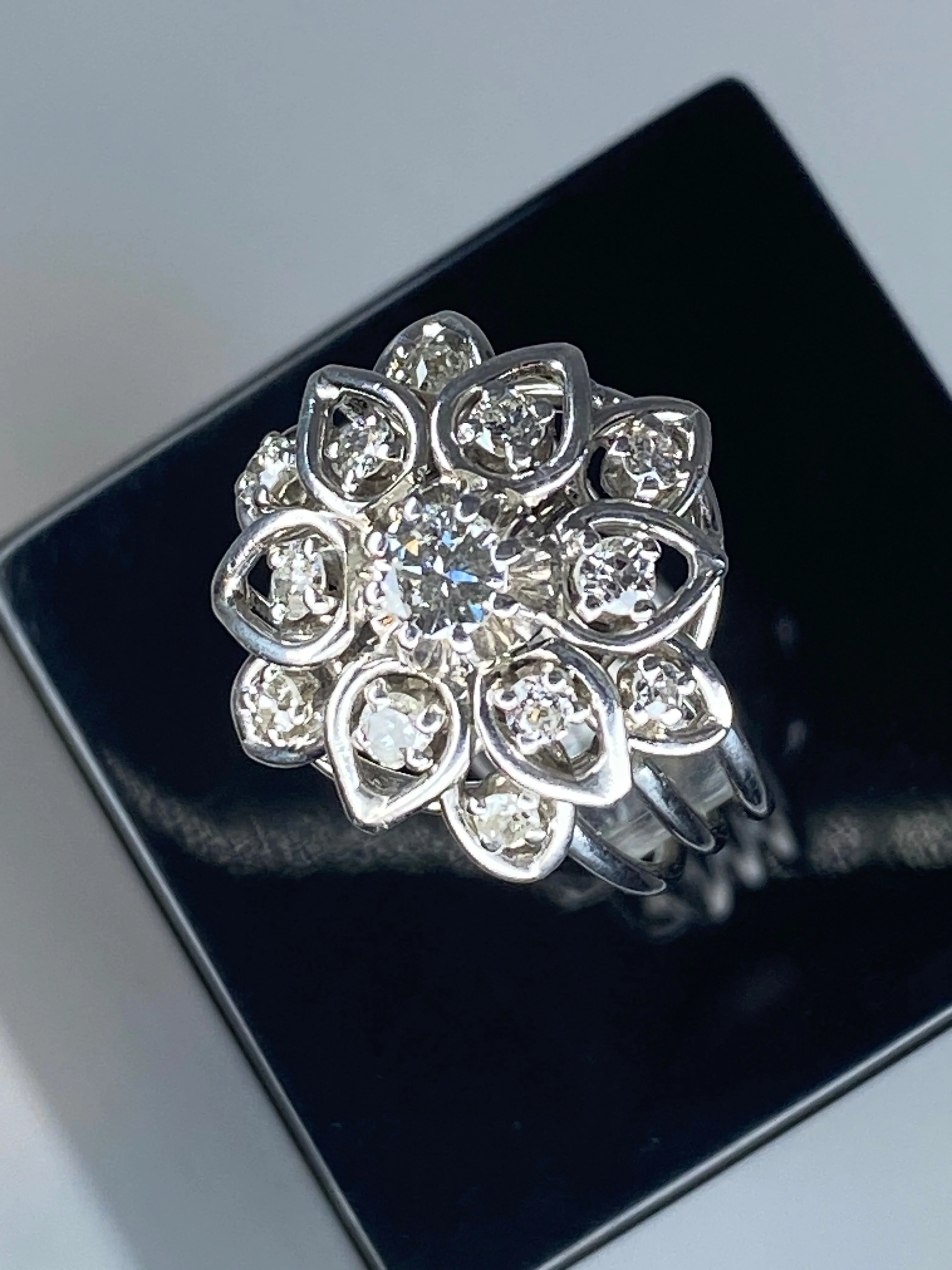 Platinum daisy ring set with diamonds - Image 14