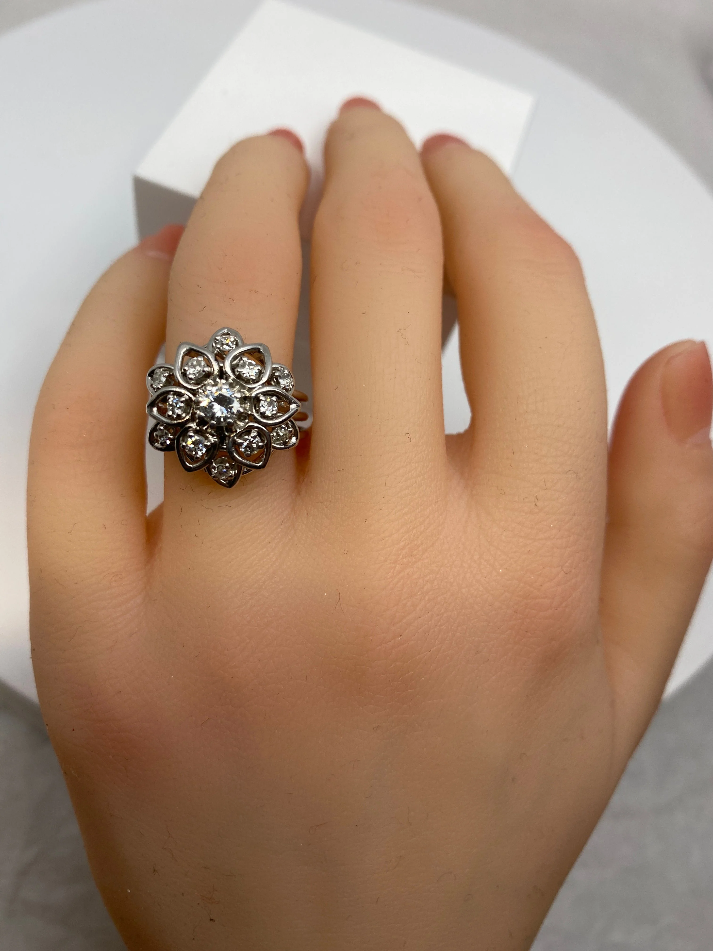 Platinum daisy ring set with diamonds - Image 8