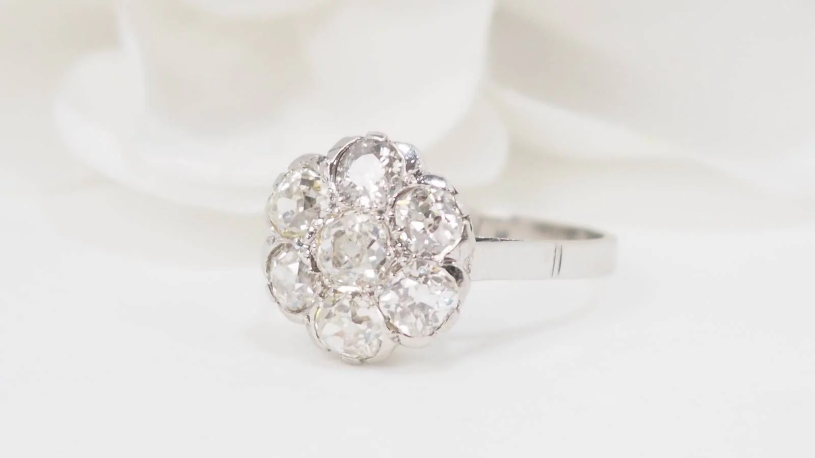 Fleur ring in platinum and diamonds - Image 4