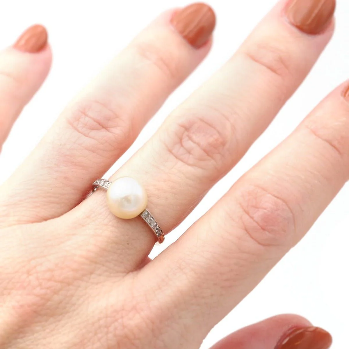 Solitaire ring in yellow gold, platinum, pearls and diamonds - Image 2