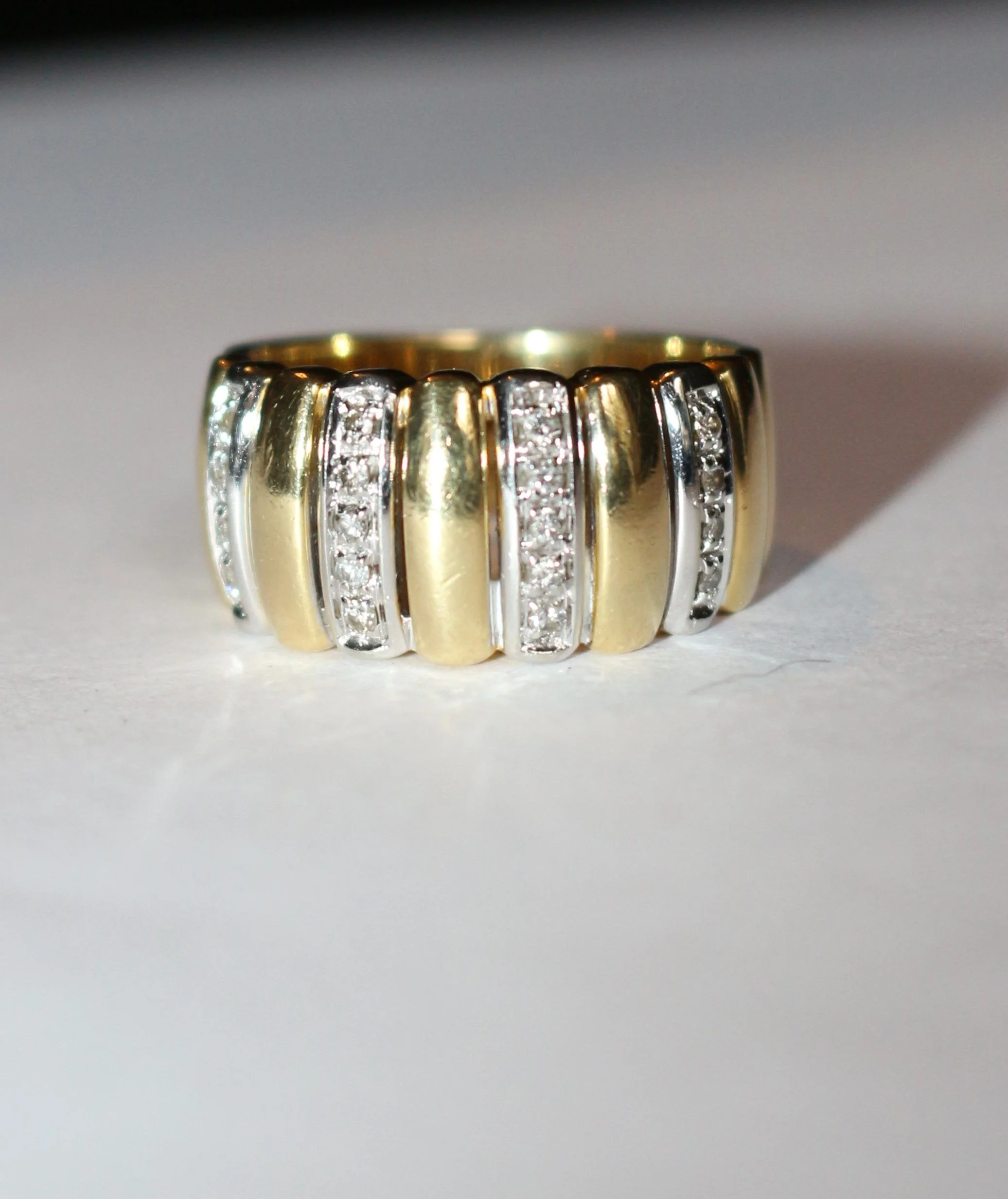 Two-tone gold and diamond gadrooned band ring - Image 5