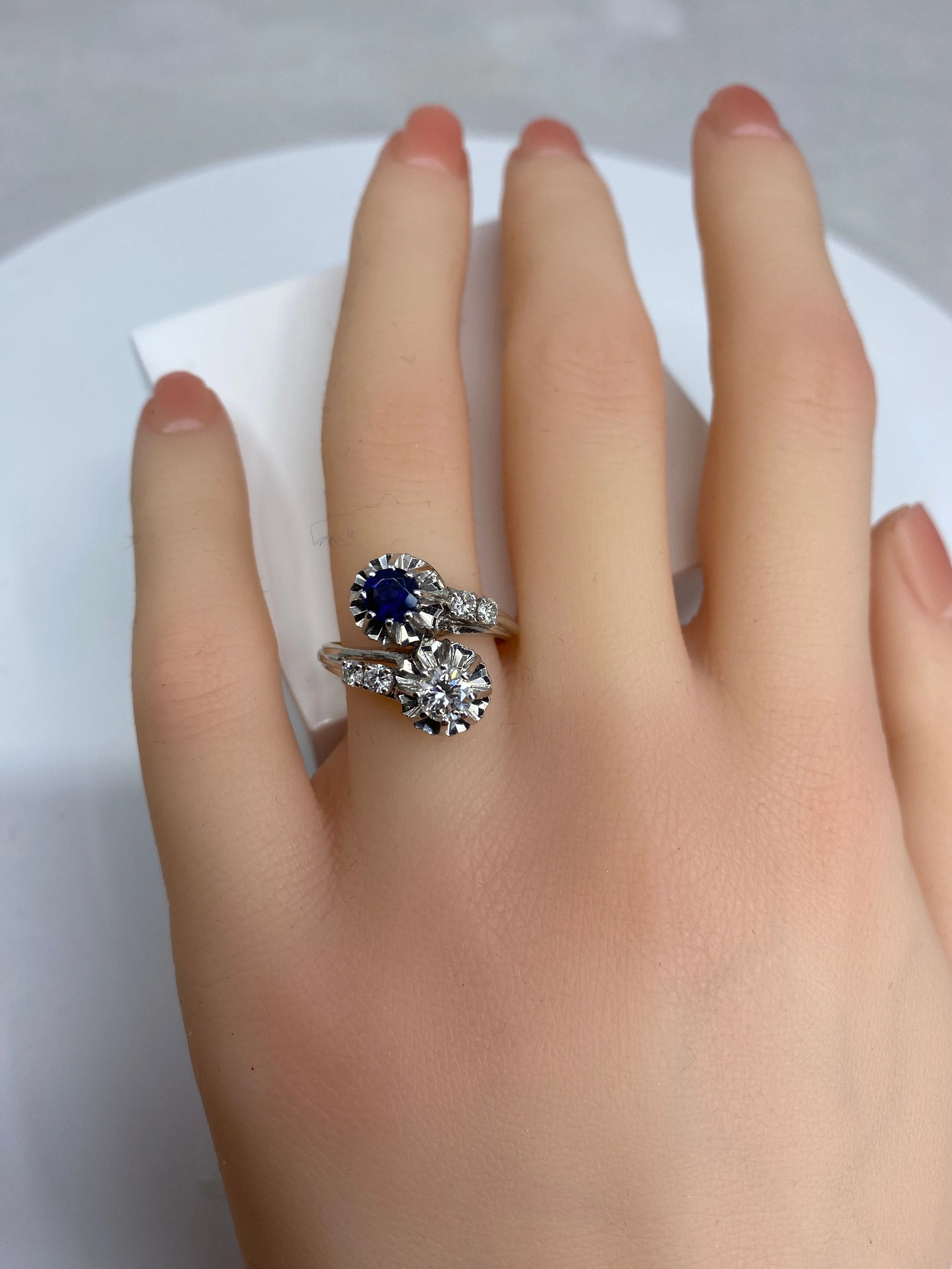 Ring in 18 carat gold, you and me in diamonds and Sapphire - Image 7