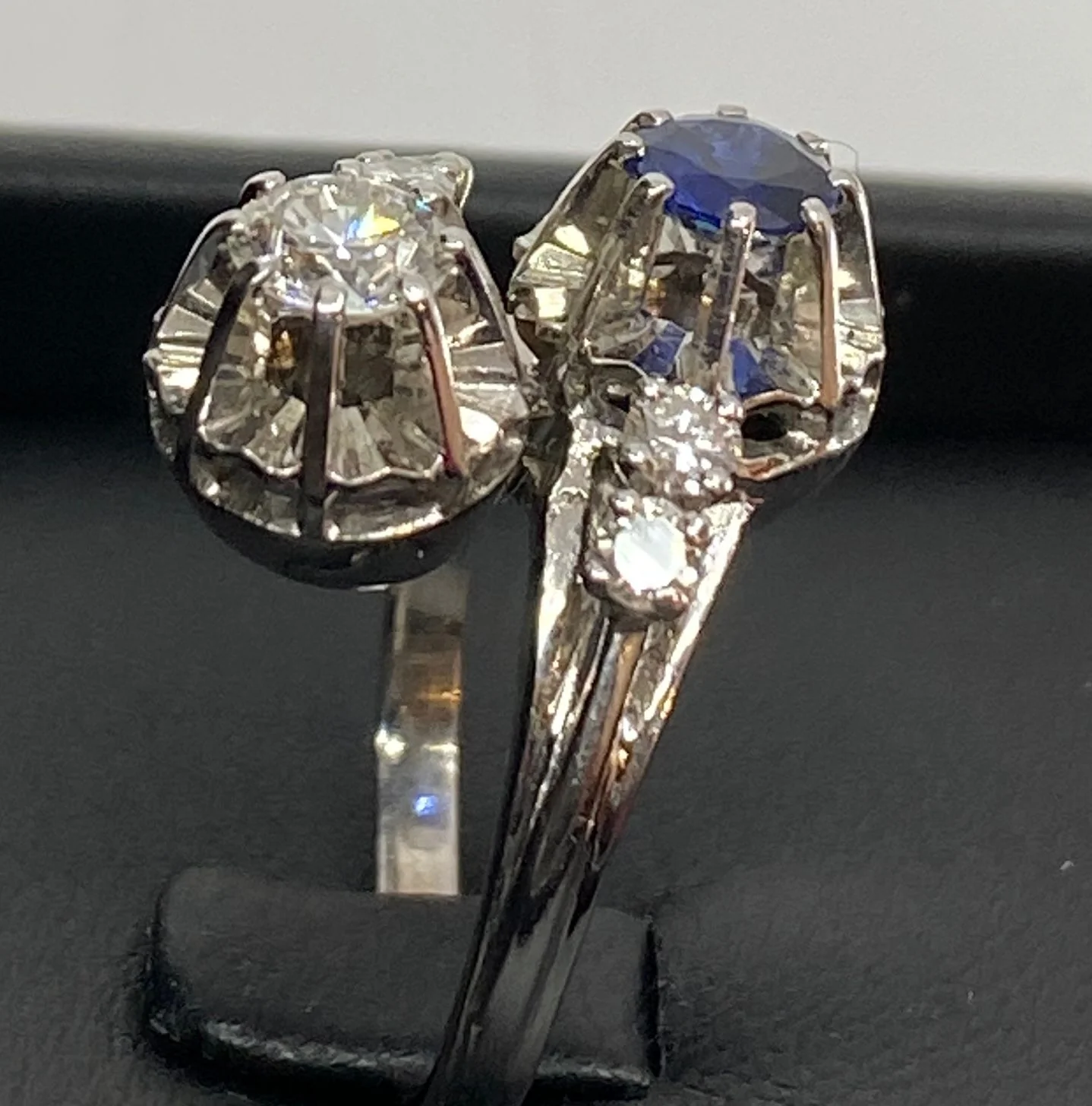 Ring in 18 carat gold, you and me in diamonds and Sapphire - Image 8