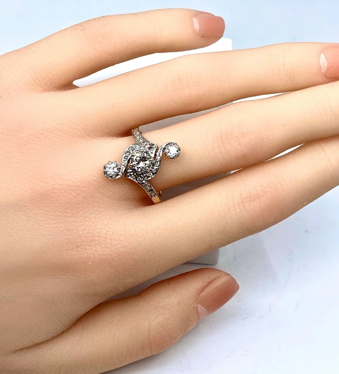 Ring in white gold and 18-carat yellow gold with diamonds. Period 1900 - Image 9