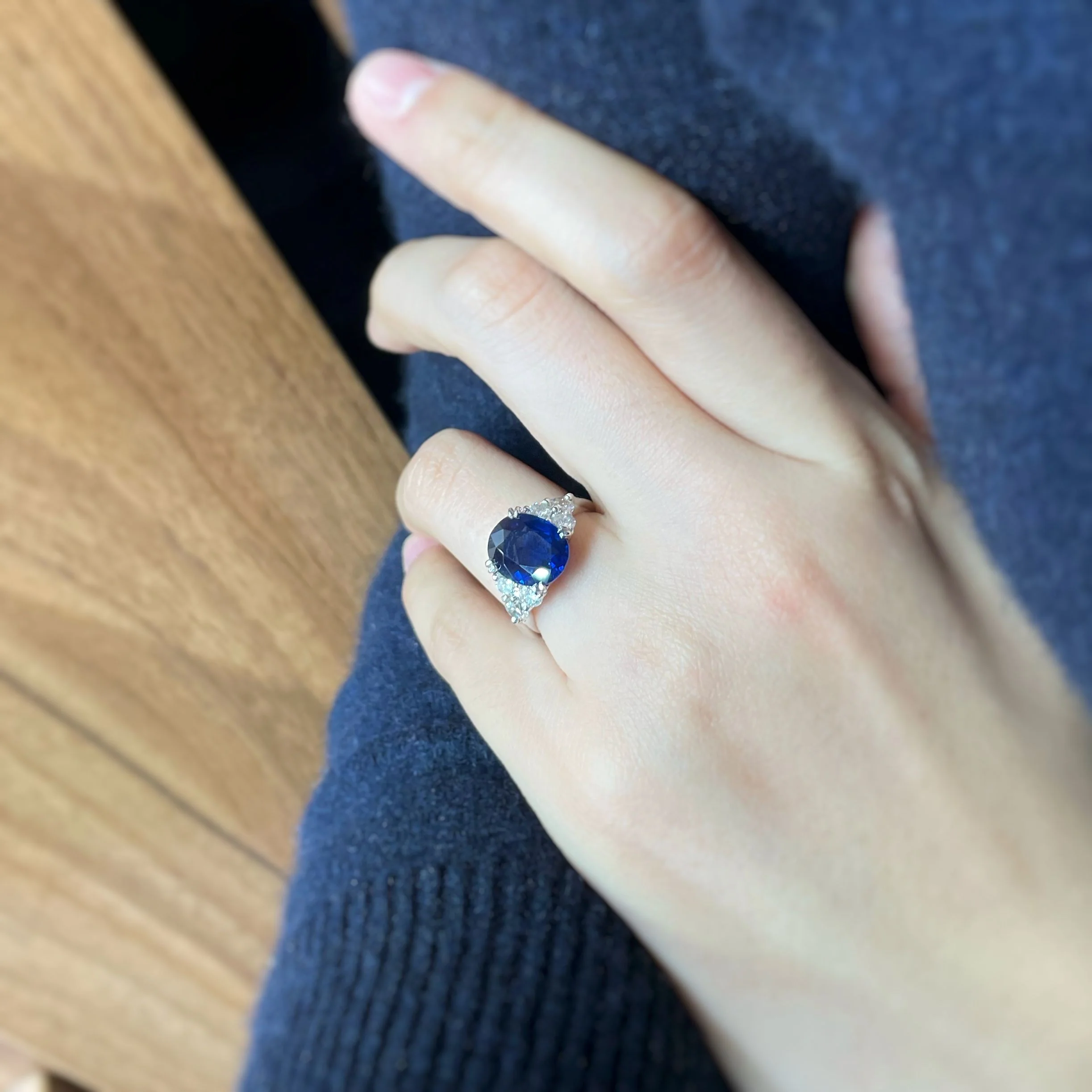 Ring - Gold, Diamonds &amp; Sapphire - Image 4