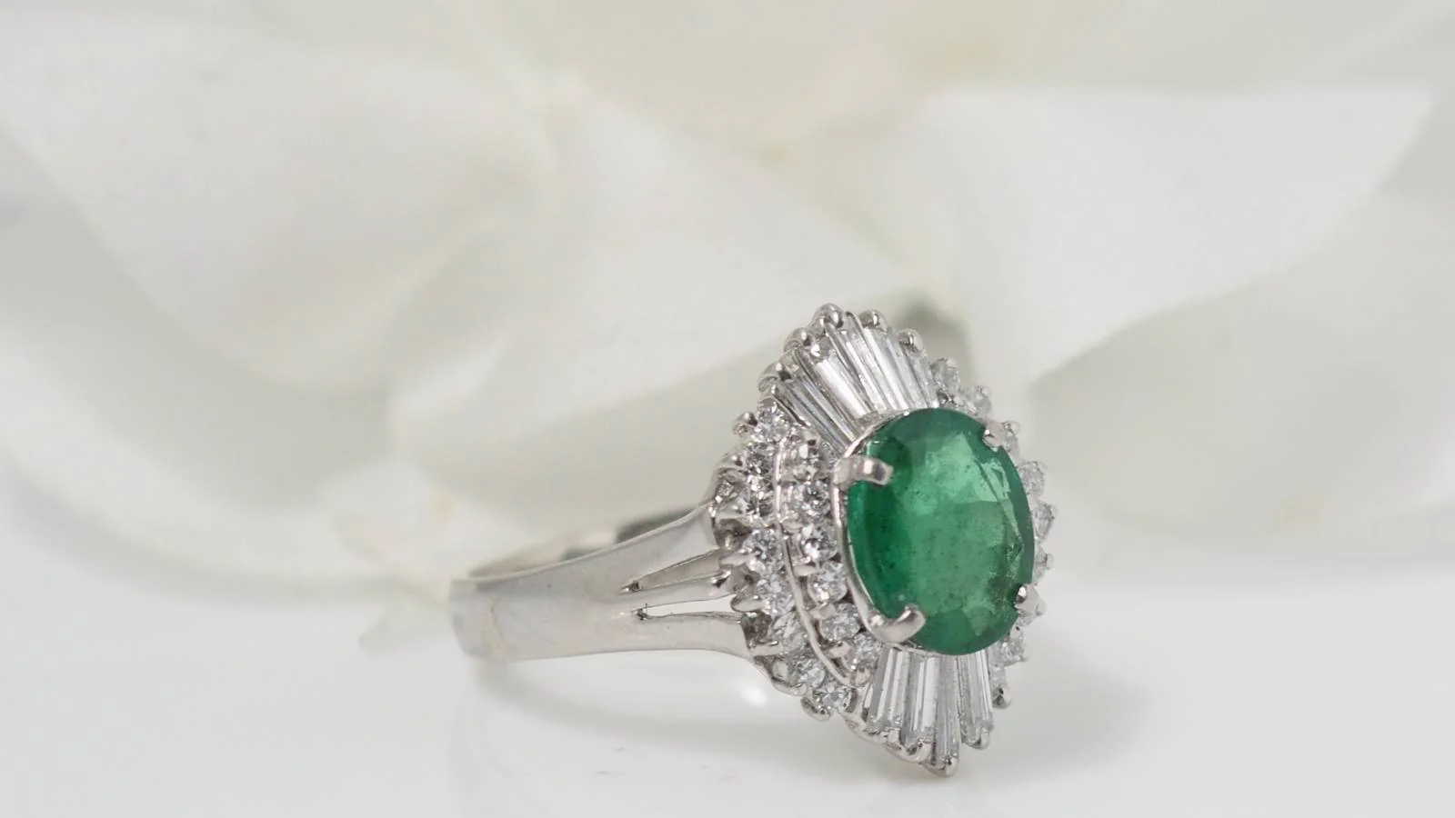 Platinum, emerald and diamond ring  - Image 4