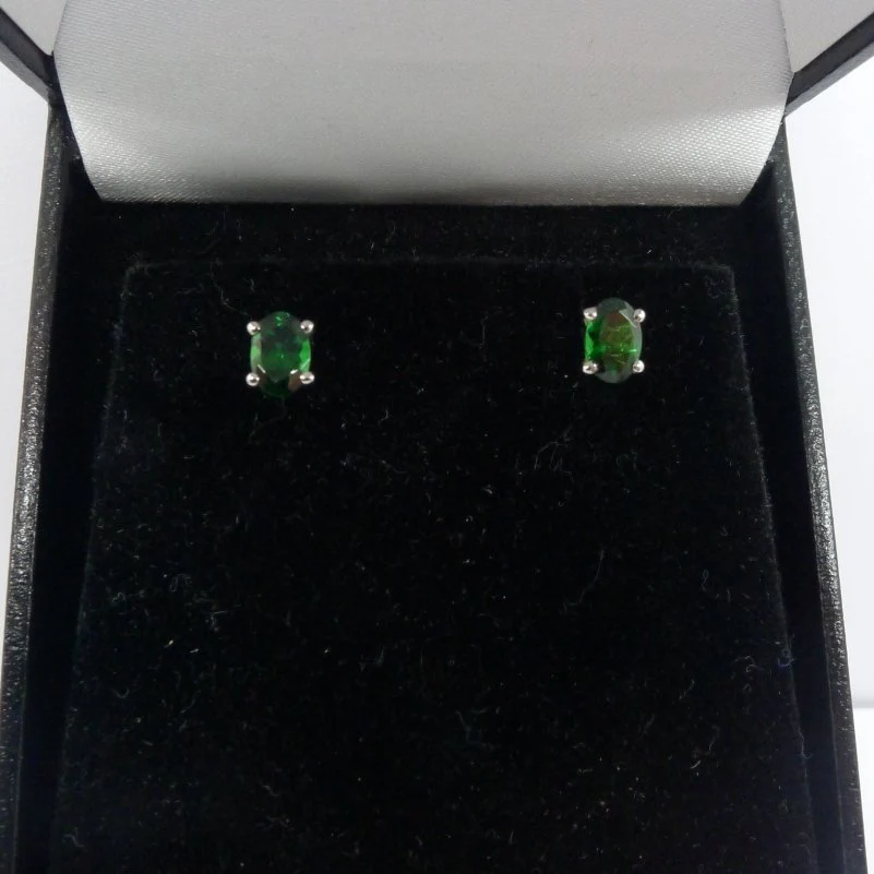 Stud earrings in white gold and garnets - Image 4