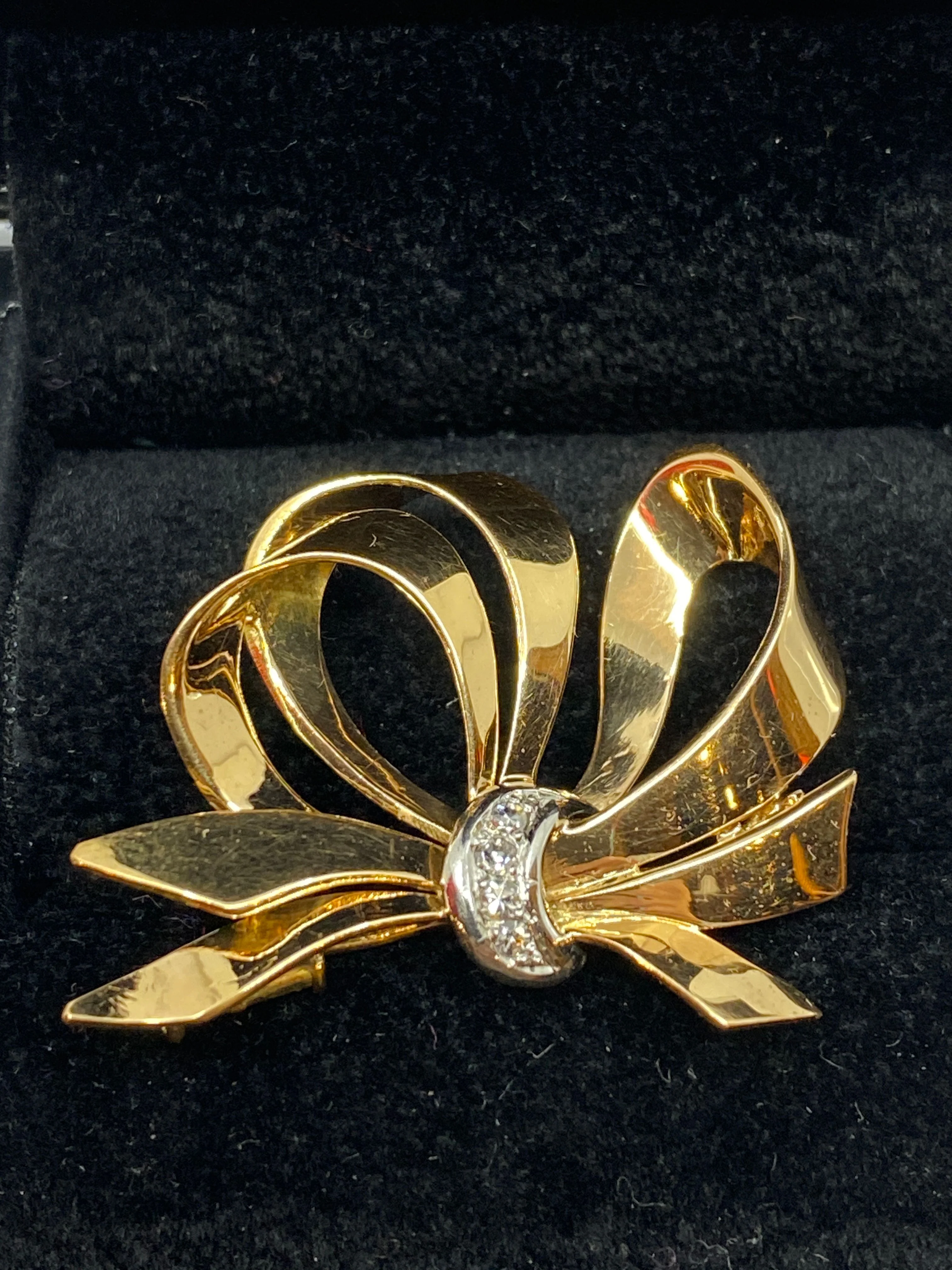 Gold, platinum, and diamond knot brooch - Image 4
