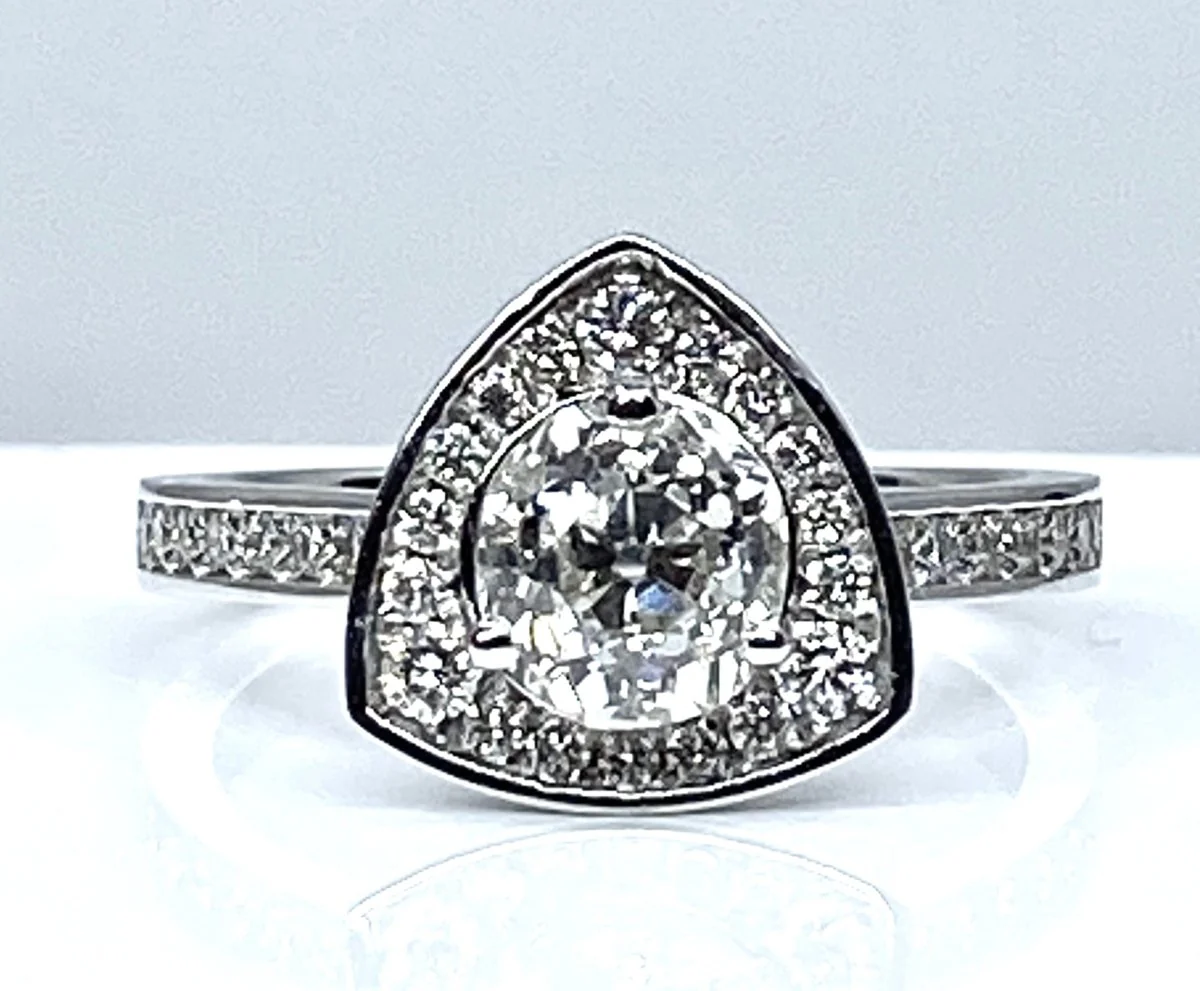 White gold ring with central diamond - Image 10