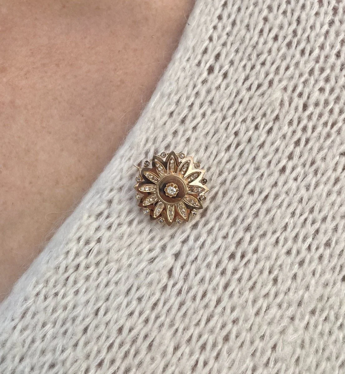 Round diamond flower brooch in rose gold - Image 2