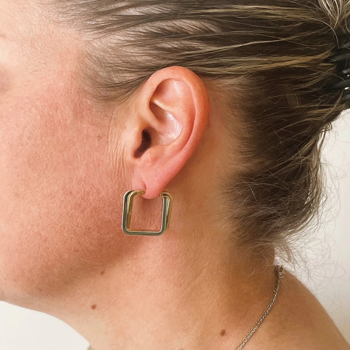 Square hoop earrings in yellow and white gold - Image 2