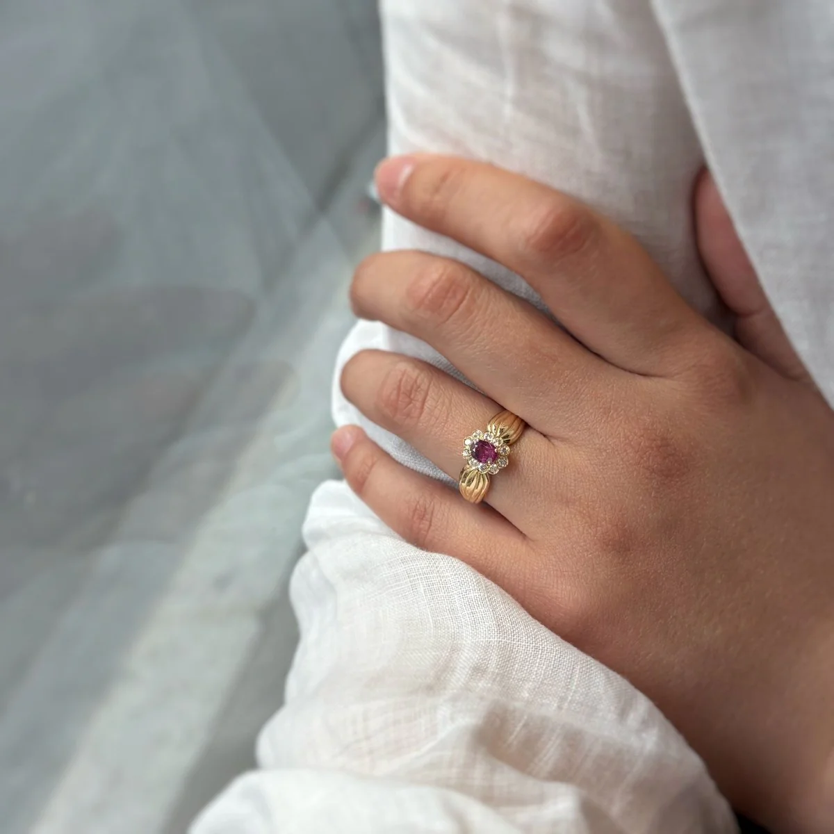 Ring Marguerite en yellow gold, ruby and diamonds - Image 4