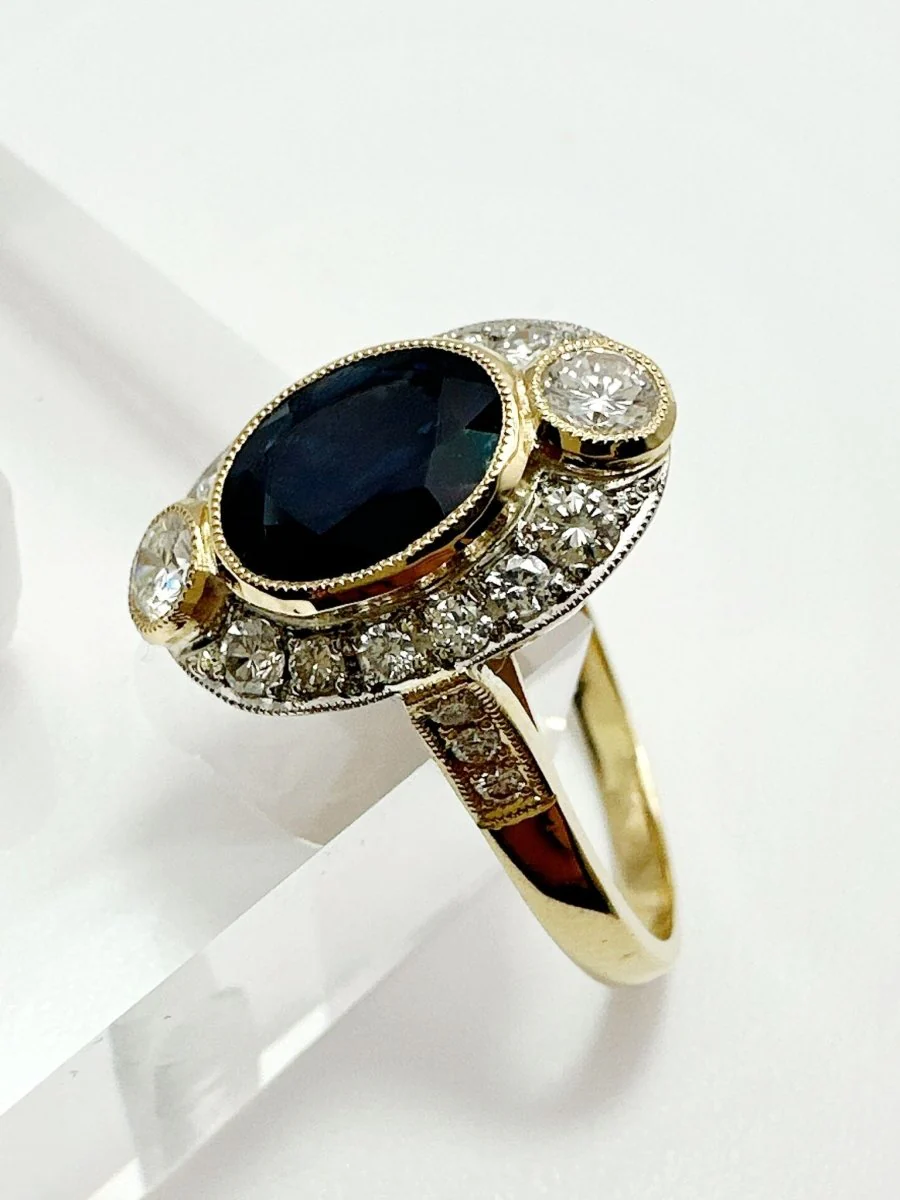 ANILLO DE ZAFIRO AZUL Y DIAMANTES IN GOLD AMARILLO WITH VISTAS IN PLATINO - Image 3